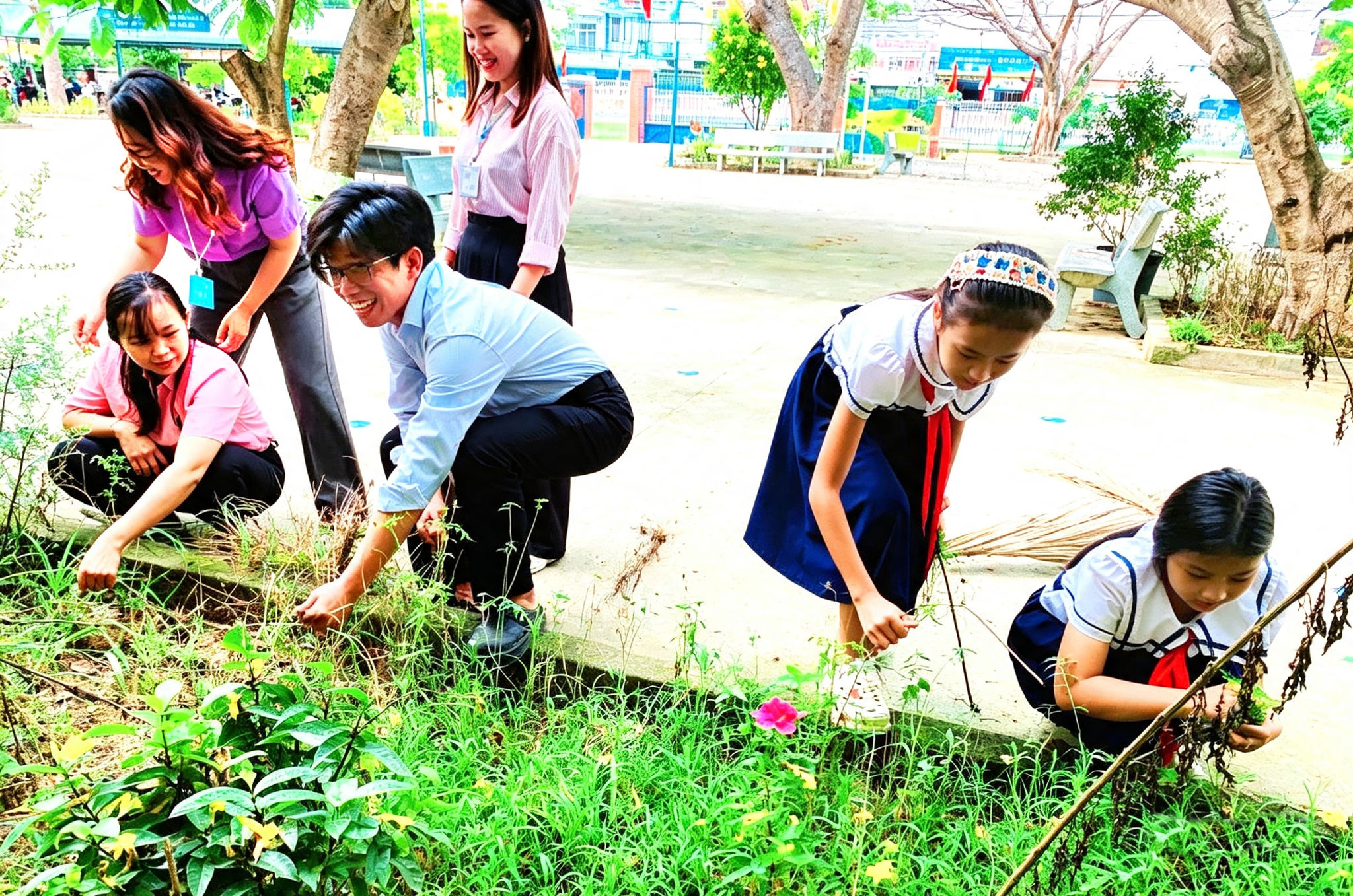 Cán bộ, giáo viên, nhân viên và học sinh Trường Tiểu học Phan Thanh 1, xã Hồng Thái chung tay chỉnh trang cảnh quan trường học