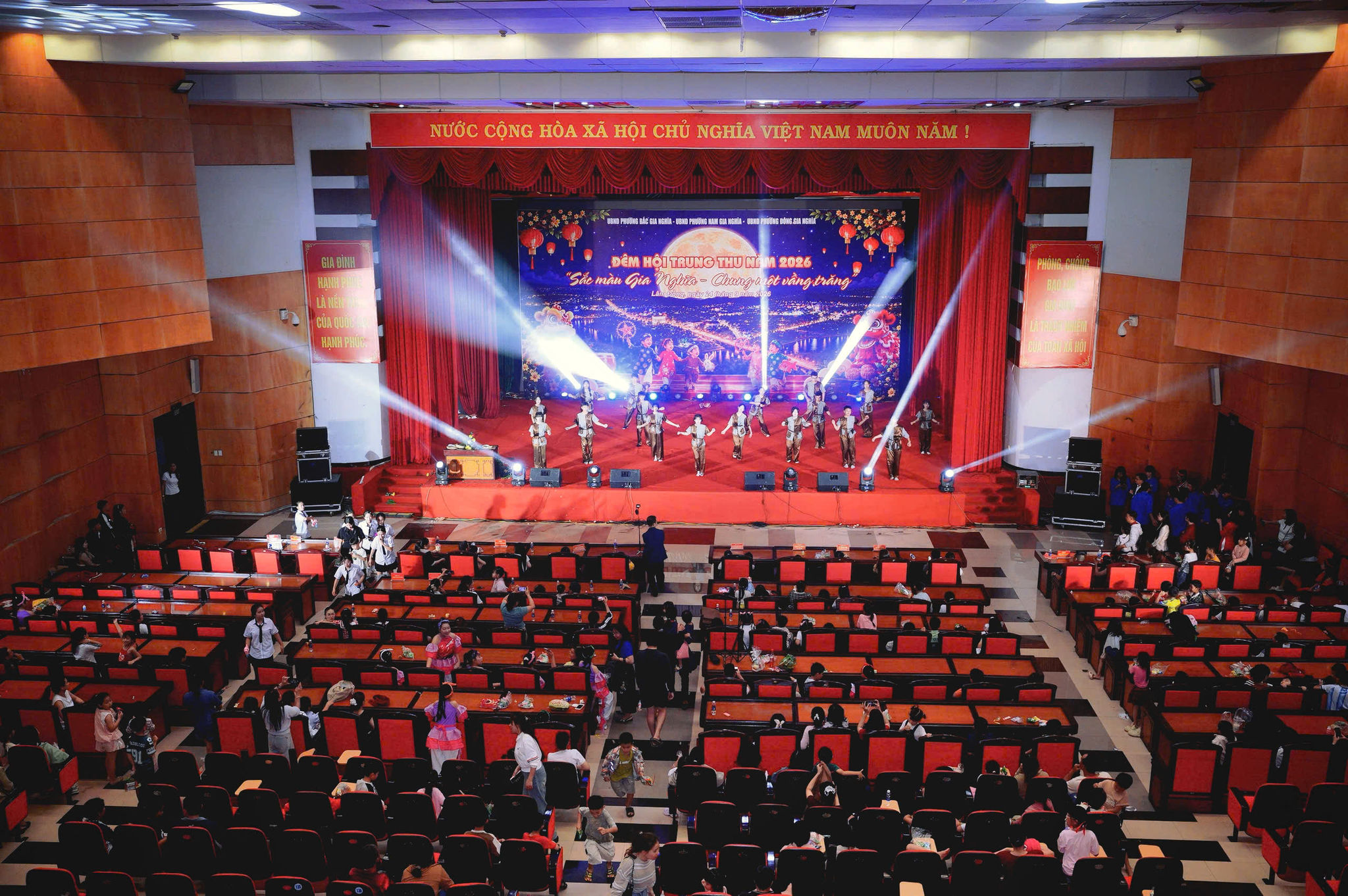 Cảnh toàn Đêm hội trung thu