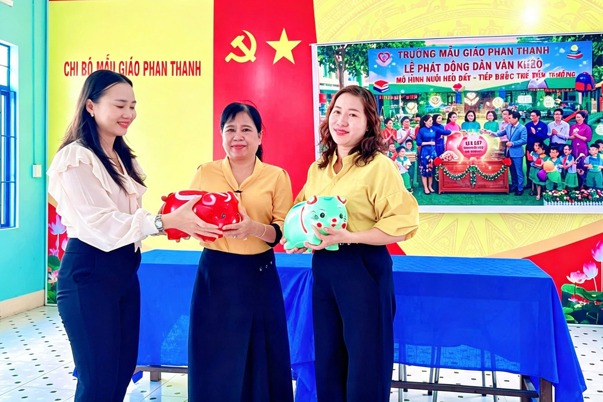 Cô và trò Trường Mẫu giáo Phan Thanh, xã Hồng Thái hưởng ứng mô hình Nuôi heo đất - Tiếp bước đến trường