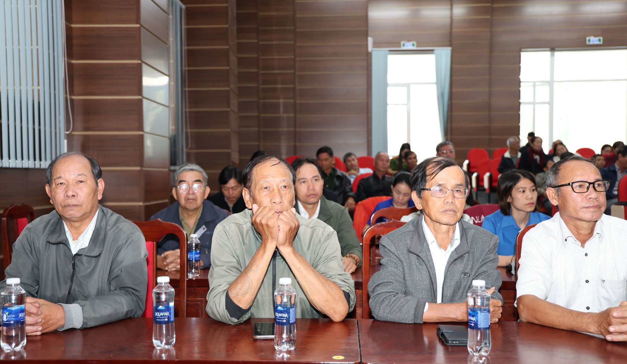 Cử tri phường 1 chăm chú lắng nghe các nội dung về kỳ họp thứ 2 Quốc hội khóa XVI