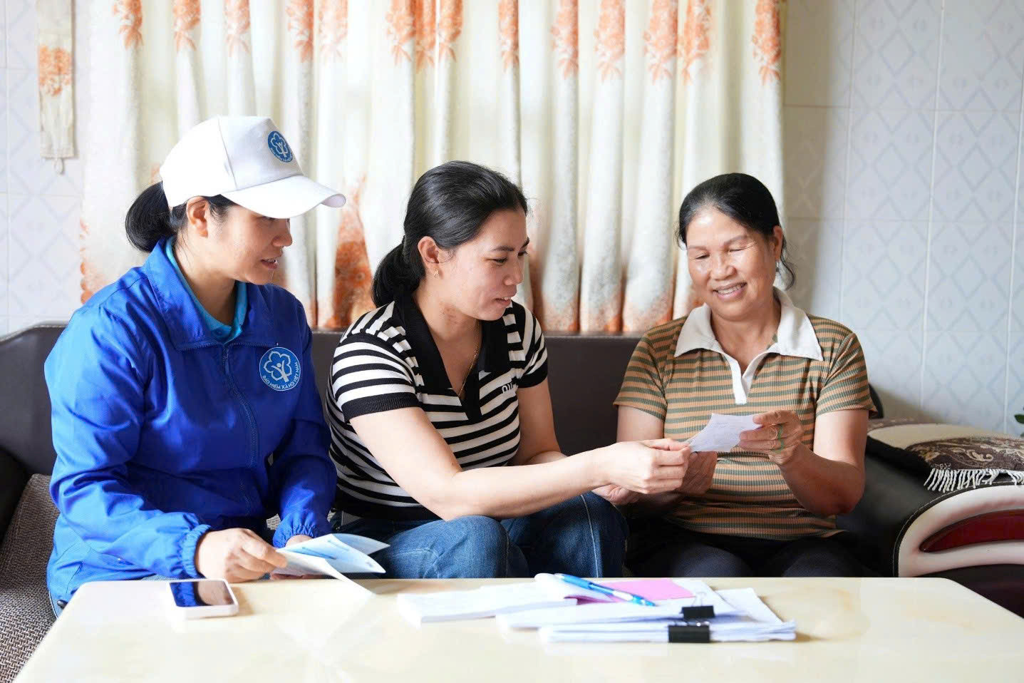 BHXH cơ sở Đinh Văn Lâm Hà tuyên truyền các chính sách BHXH, BHYT cho người dân