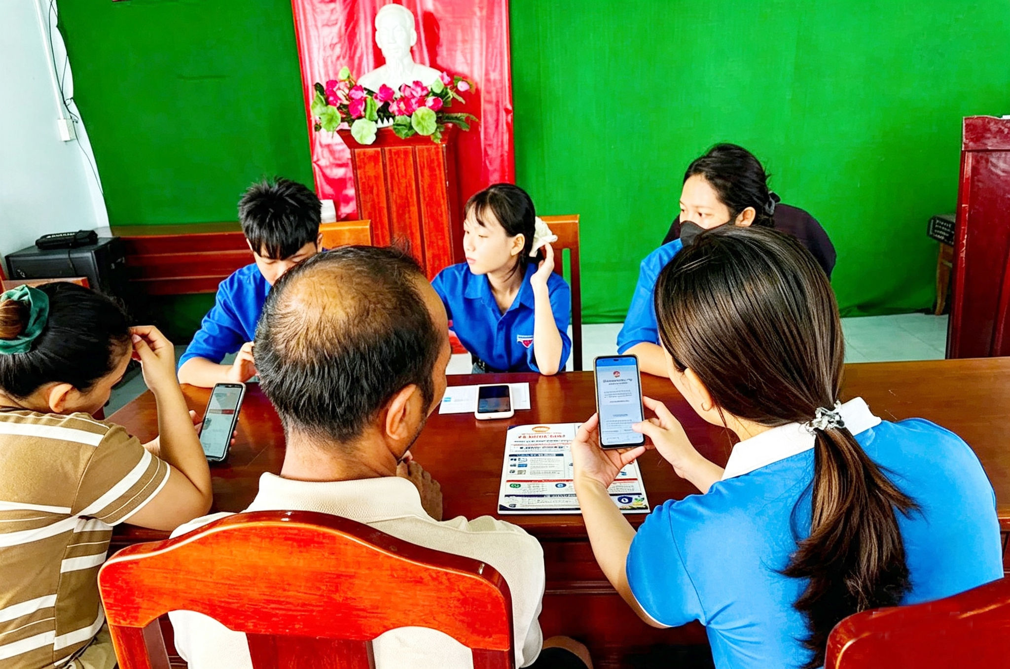 Đoàn viên, hội viên hướng dẫn người dân xã Hồng Thái kích hoạt tài khoản định danh điện tử mức độ 2 và thực hiện các thao tác trên môi trường số.