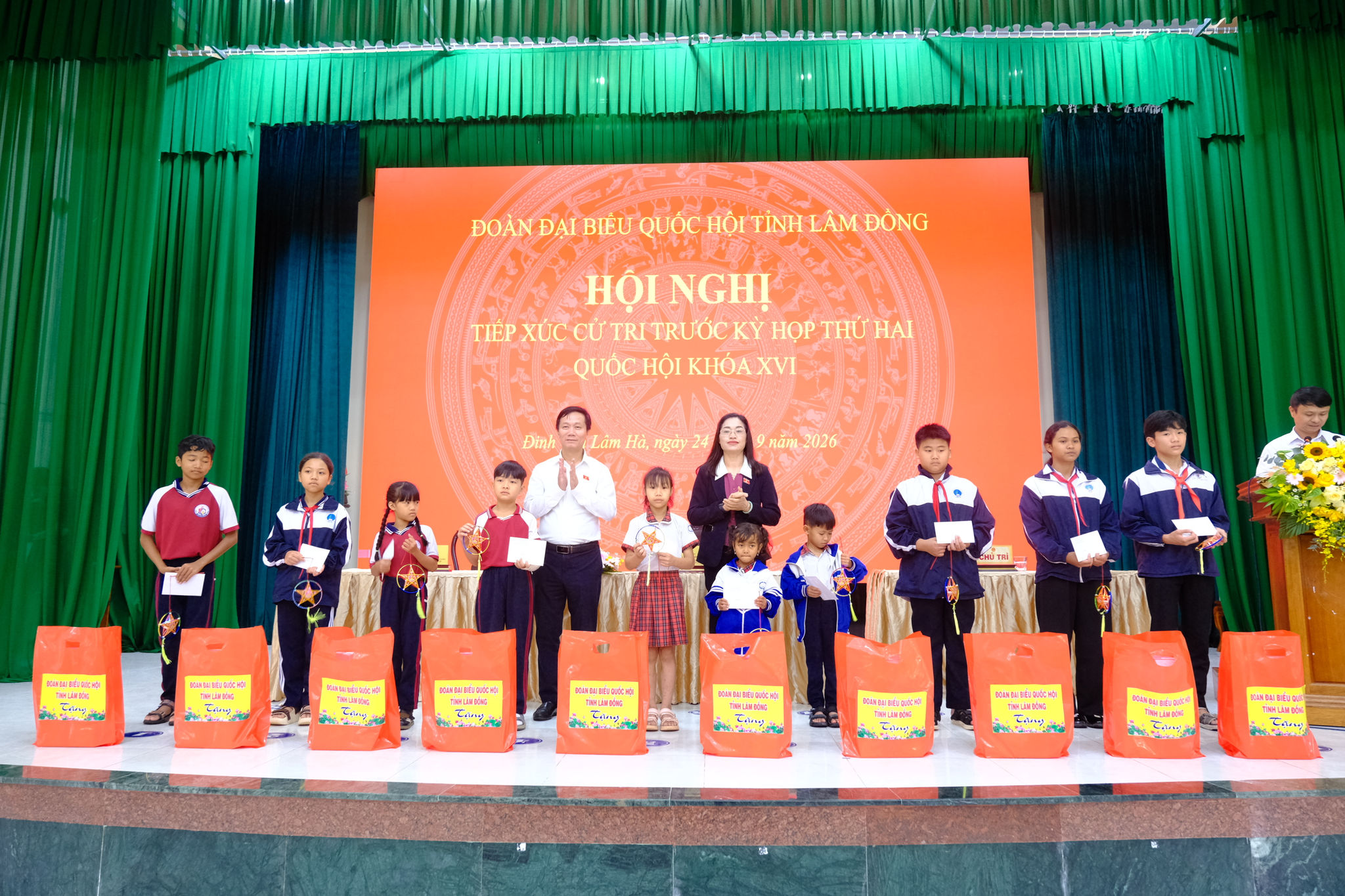 Ông Lâm Văn Đoan, Phó Chủ nhiệm Ủy ban Văn hóa và Xã hội của Quốc hội và bà Cil Bri, Phó Giám đốc Sở Dân tộc và Tôn giáo tỉnh Lâm Đồng tặng quà Tết Trung thu cho các em thiếu nhi xã Đinh Văn Lâm Hà