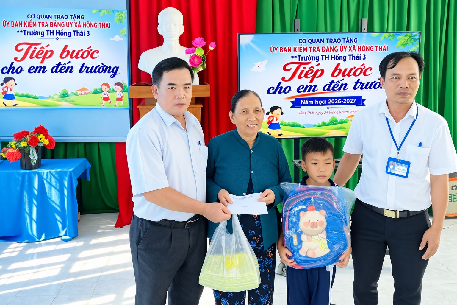 Em Huỳnh Chương, học sinh lớp 2, Trường Tiểu học Phan Thanh, xã Hồng Thái được trao 1 triệu đồng từ mô hình Tiếp sức cho em đến trường để mua dụng cụ học tập trong năm học mới. 