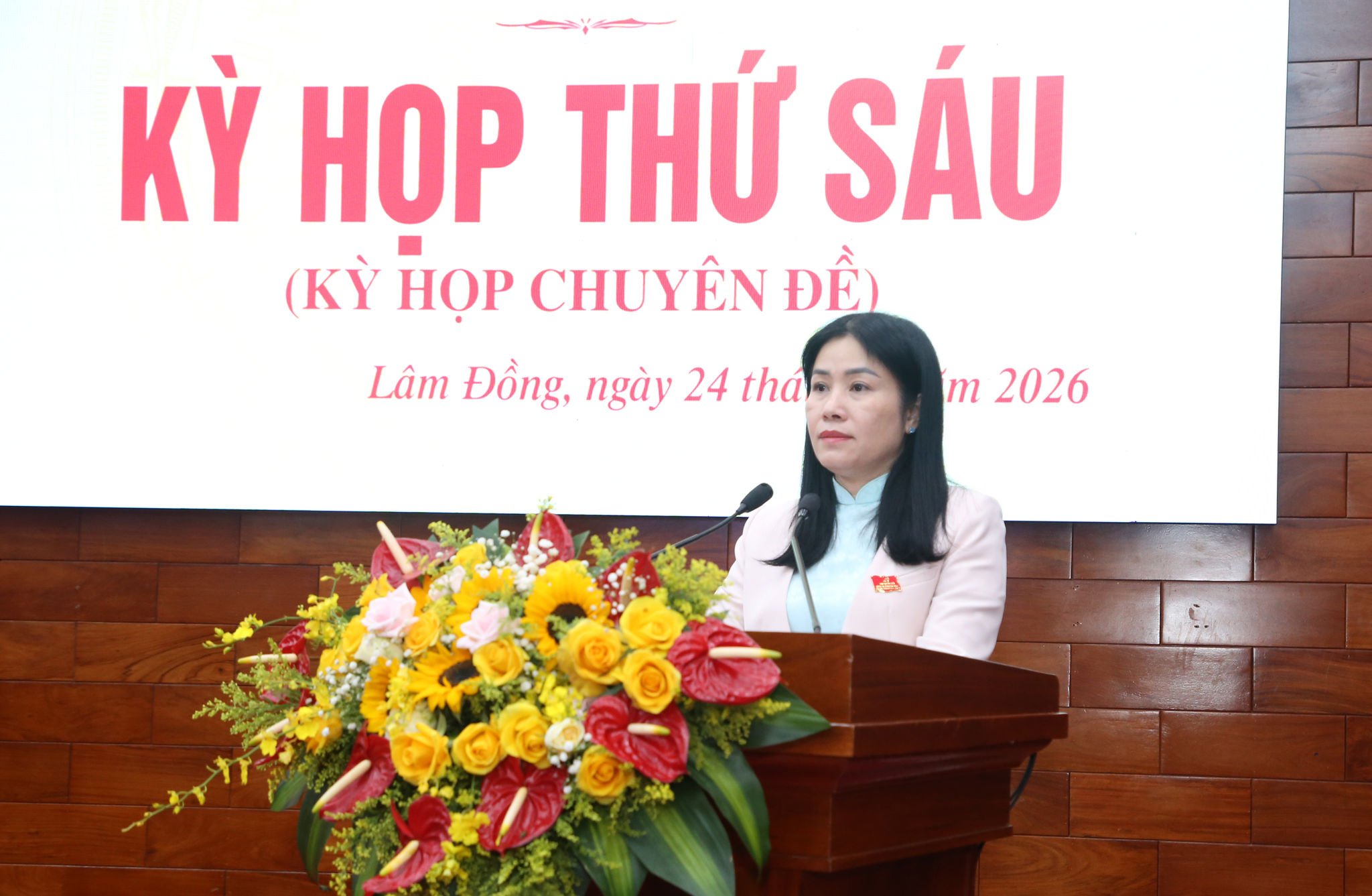 Giám đốc Sở Giáo dục và Đào tạo Lê Thị Bích Liên trình bày tờ trình các dự thảo nghị quyết tại kỳ họp