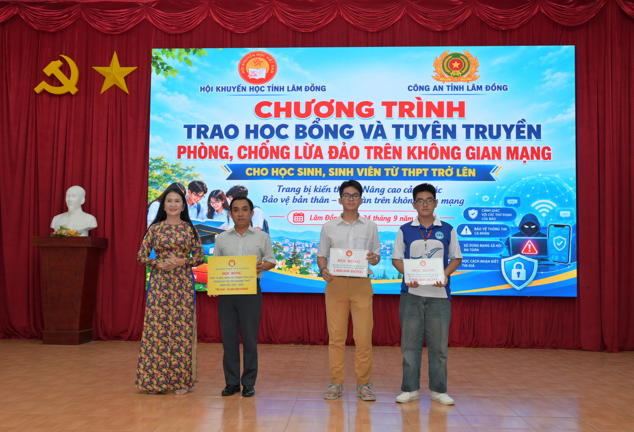 Hội Khuyến học tỉnh trao học bổng cho học sinh đạt thành tích xuất sắc trong kỳ thi tốt nghiệp THPT năm 2025 - 2026