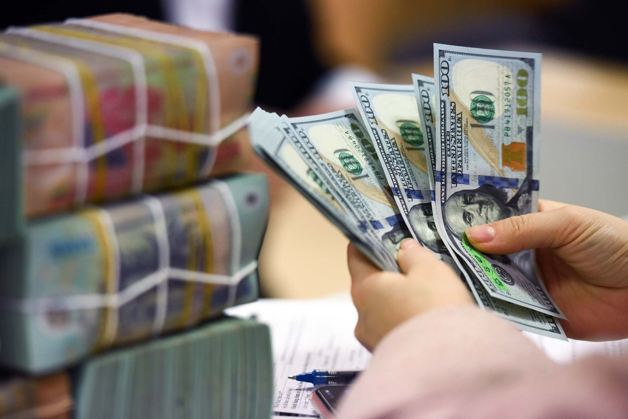 Khách hàng cần thận trọng với các lời mời chào lãi suất cao.