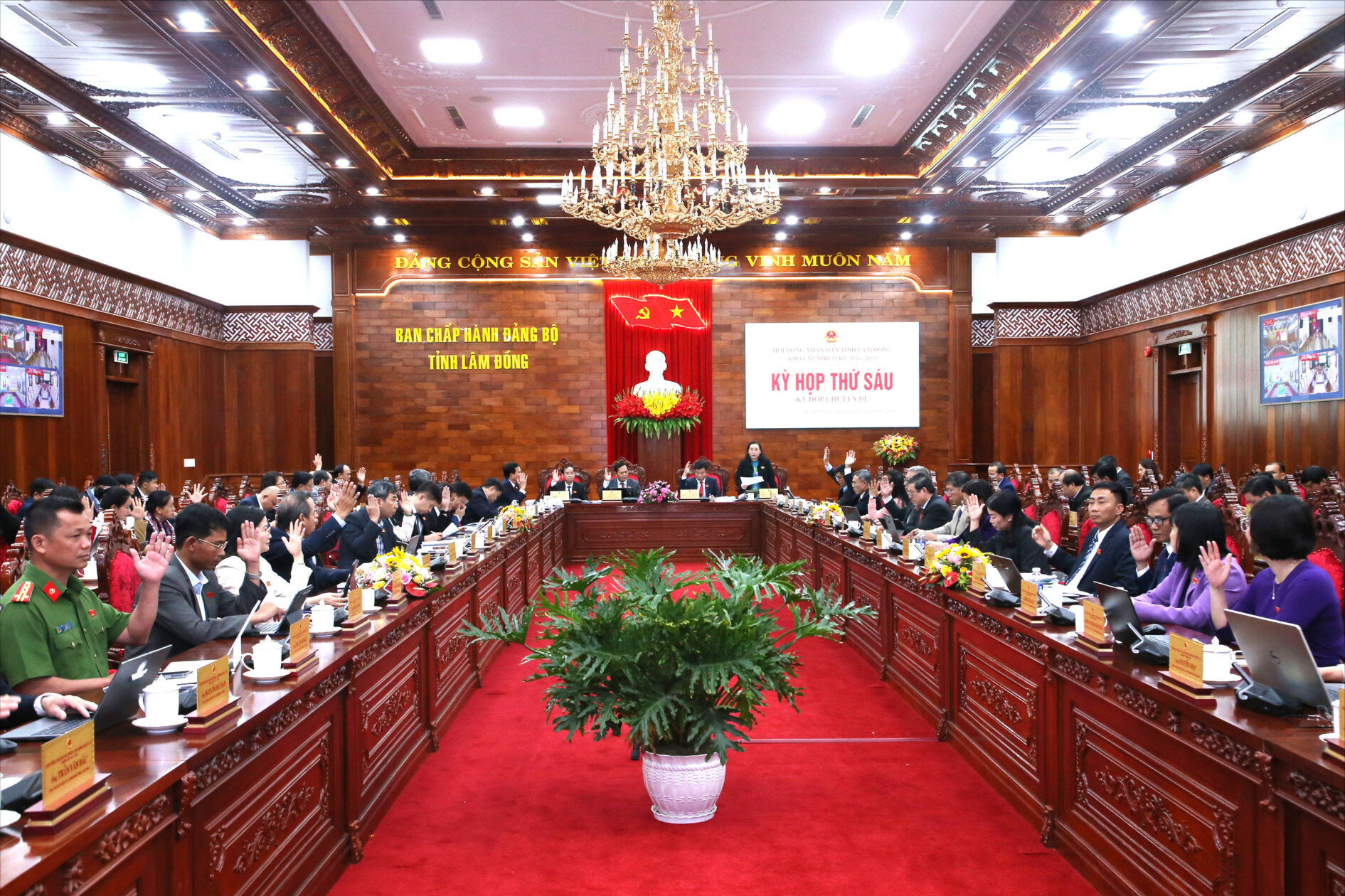 Thảo luận tại kỳ họp, các đại biểu tập trung vào những nội dung tác động trực tiếp đến việc thực hiện mục tiêu phát triển của tỉnh và đời sống Nhân dân; cũng như thống nhất cao với các dự thảo nghị quyết được trình.