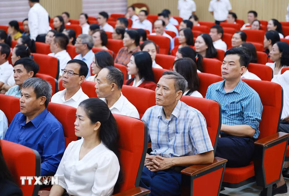 Cử tri thành phố Hải Phòng tham dự buổi tiếp xúc trước Kỳ họp thứ hai Quốc hội khoá XVI. (Ảnh: Dương Giang/TTXVN) ttxvn-hai-phong-10.jpg