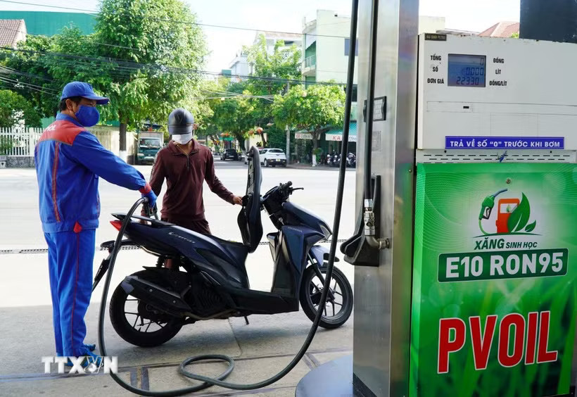 Một điểm bán xăng E10 RON95. (Ảnh: Lê Phước Ngọc/TTXVN)