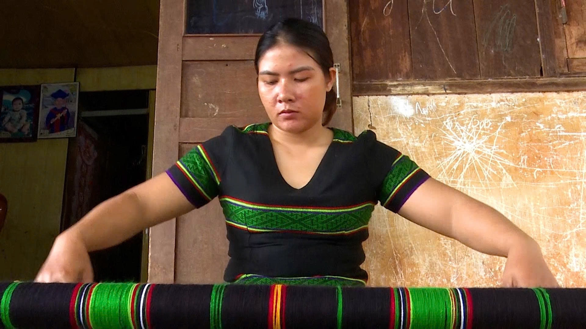 năm 12 tuổi, Thị Sốp đã được mẹ dạy cho cách dệt vải
