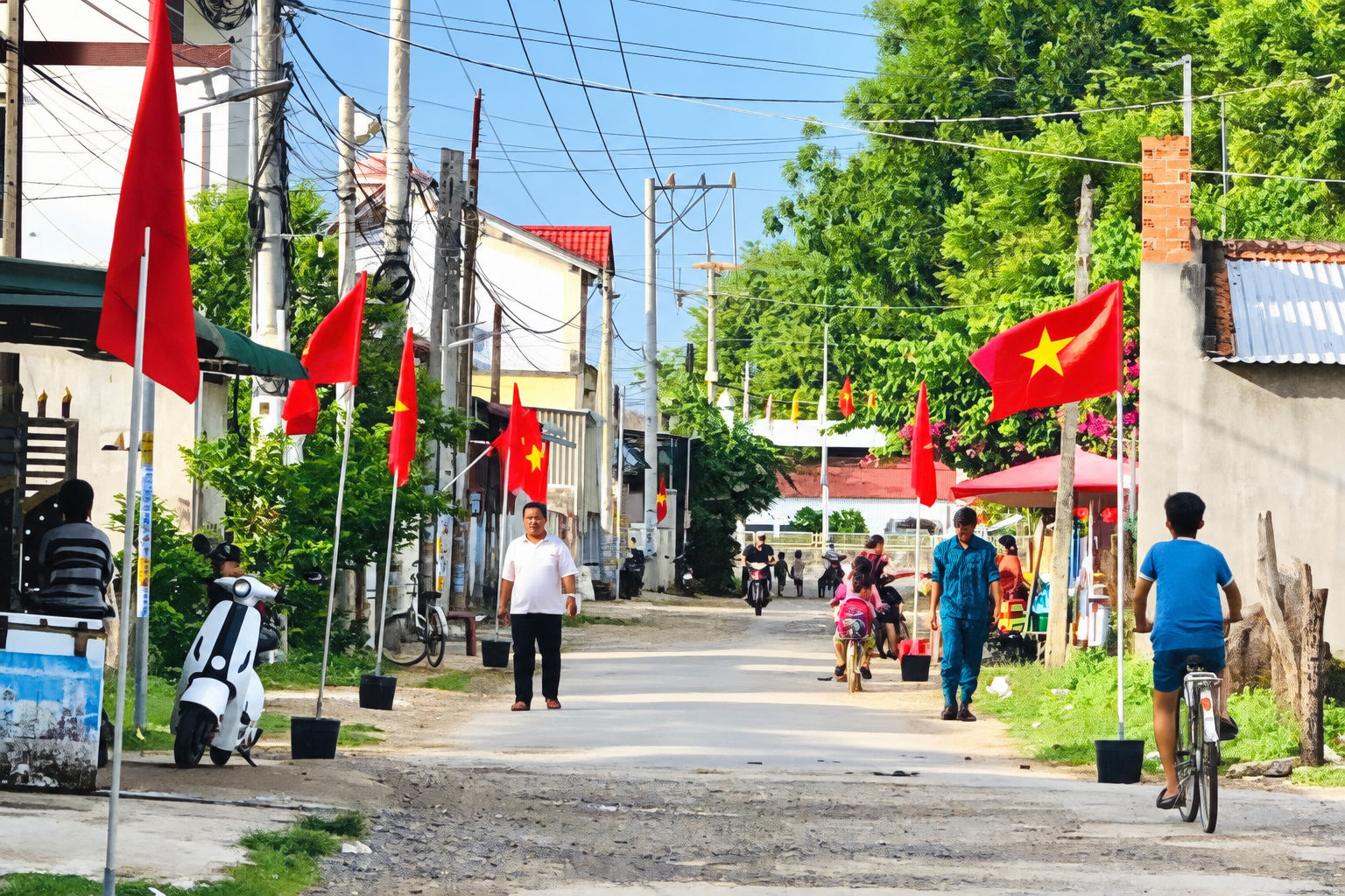 Những lá cờ được treo đồng bộ ở các tuyến đường trên địa bàn xã Hồng Thái, góp phần tạo diện mạo khang trang và lan tỏa tinh thần đoàn kết, trách nhiệm cộng đồng