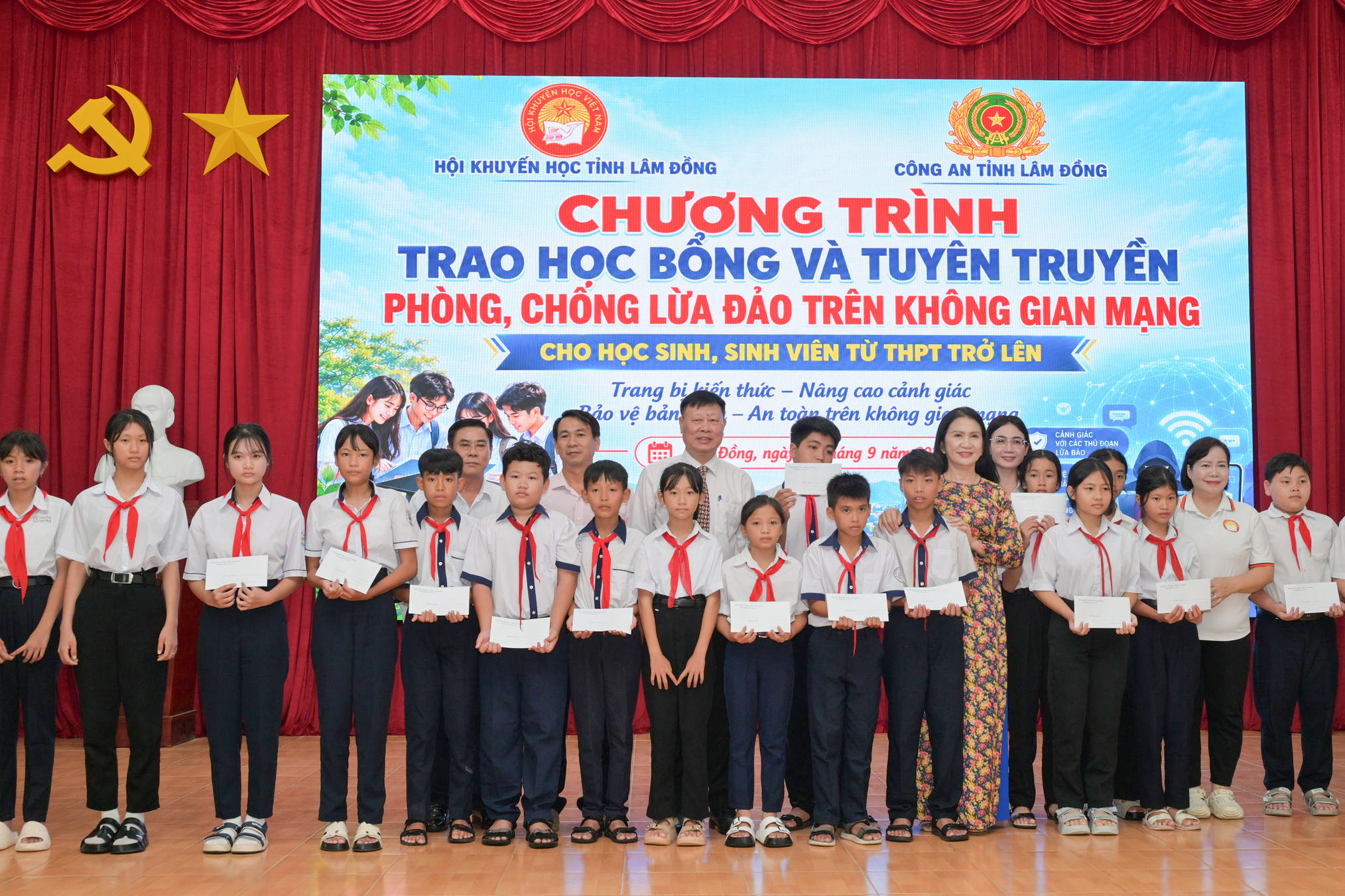 rat-nhieu-hoc-bong-duoc-hoi-khuyen-hoc-trao-trong-dot-nay(1).jpg