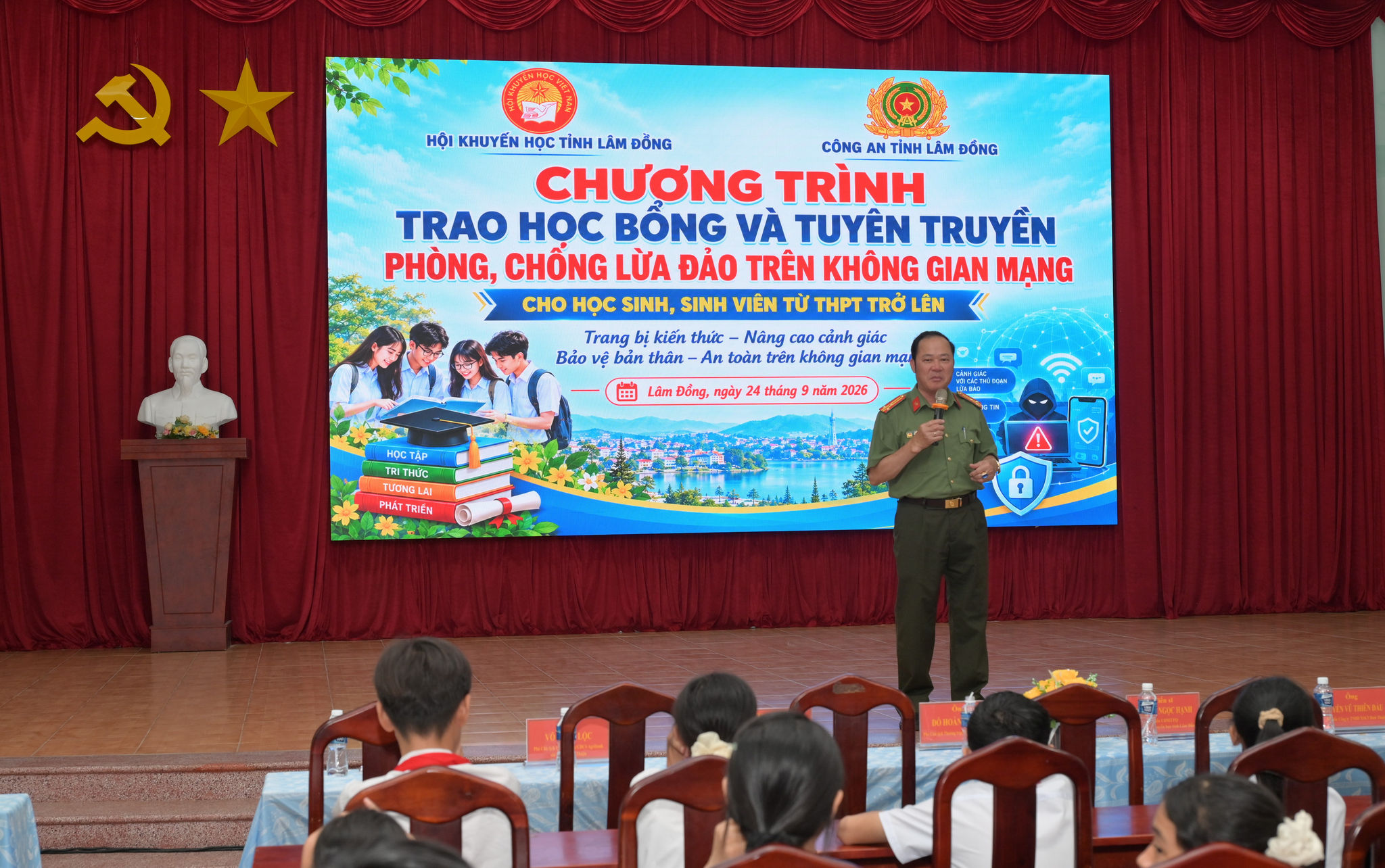 Thượng tá Cao Viết Điểm - Phó Trưởng phòng PA05 tuyên truyền cho học sinh