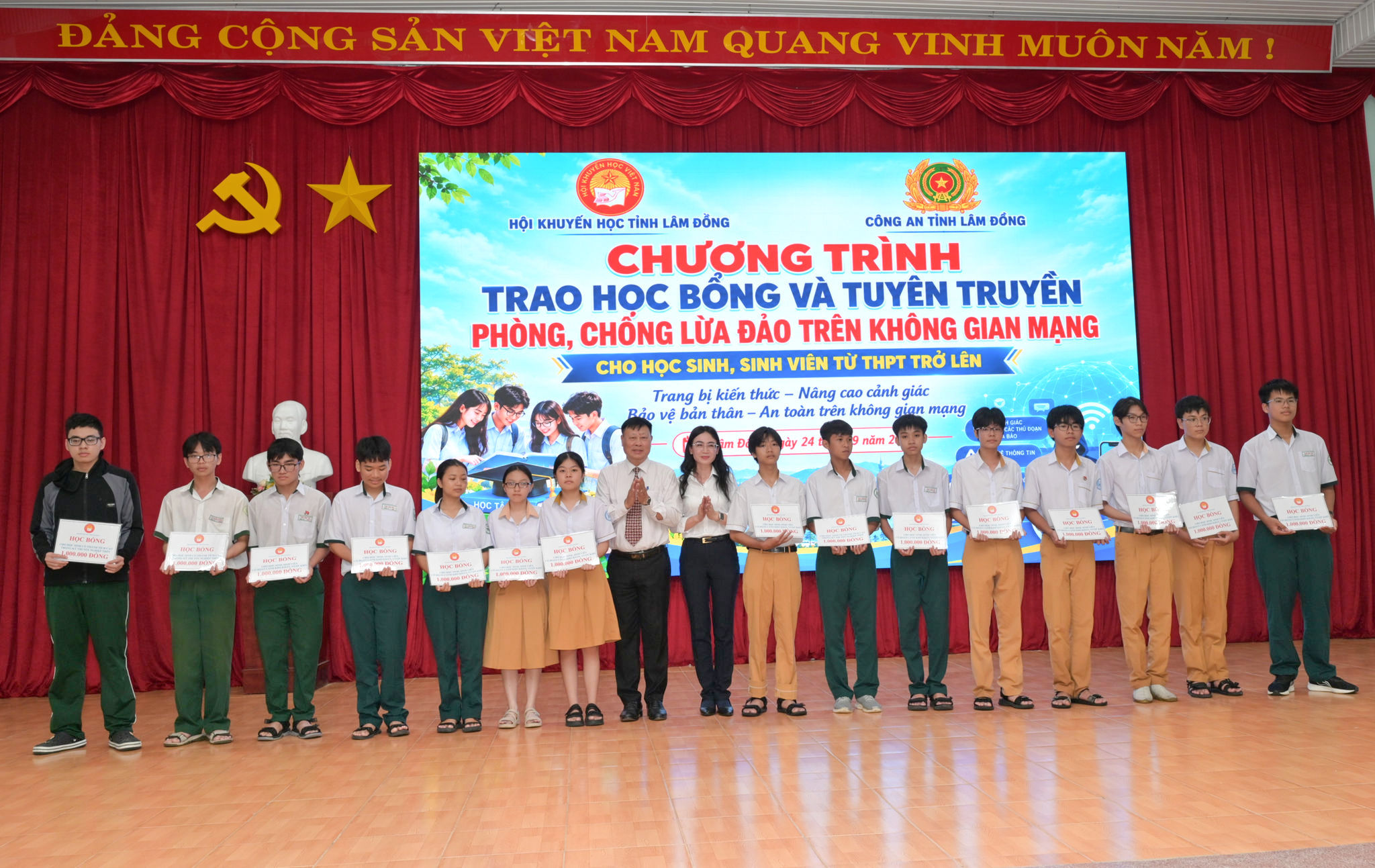 trao-hoc-bong-cho-cac-em-vuot-kho-hoc-gioi(1).jpg