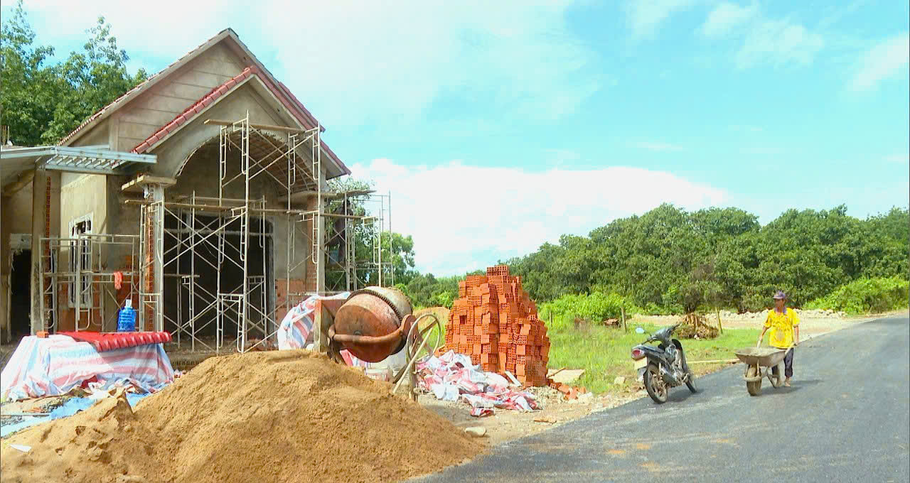 Tuyến đường nhựa vừa thi công xong, nhiều hộ dân ở thôn 2, xã Bắc Ruộng đã khởi công xây dựng nhà mới