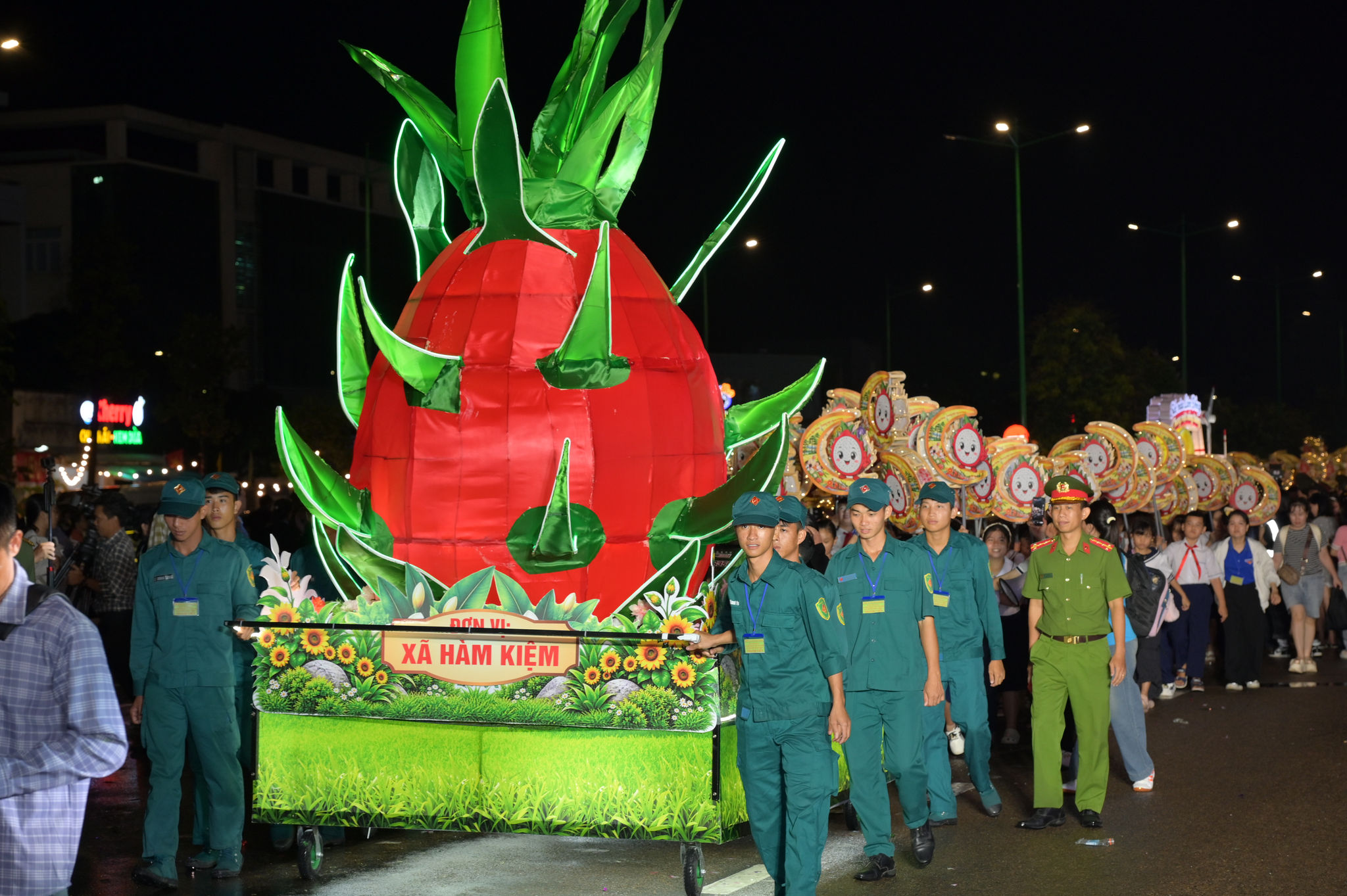 Lồng đèn lớn của xã Hàm Kiệm với mô hình quả thanh long