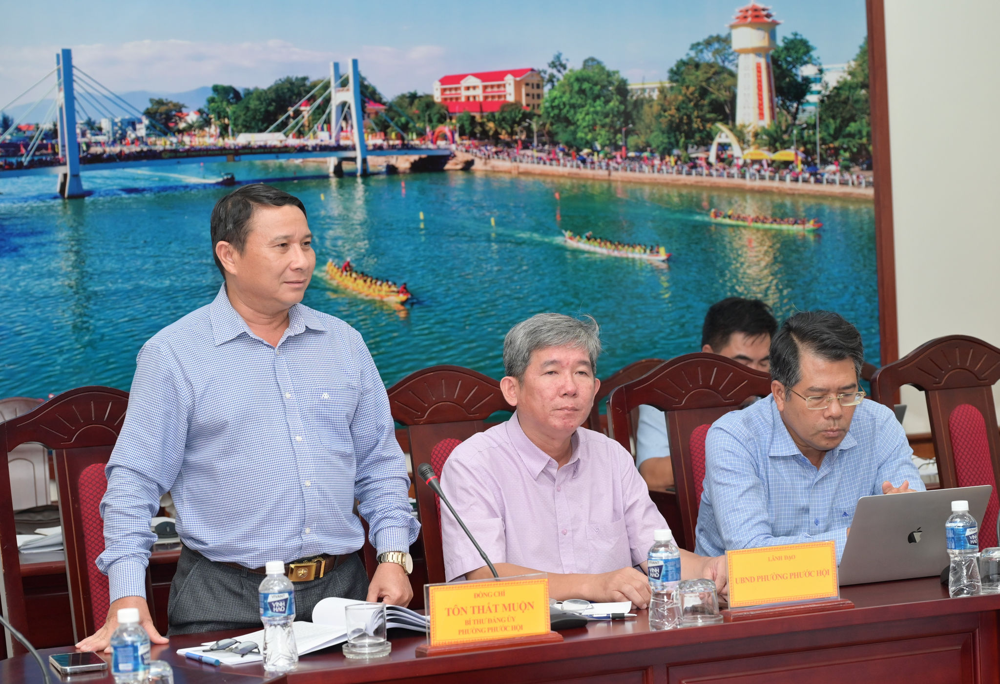 Bí thư UBND phường Phước Hội Tôn Thất Muộn góp ý tại cuộc họp