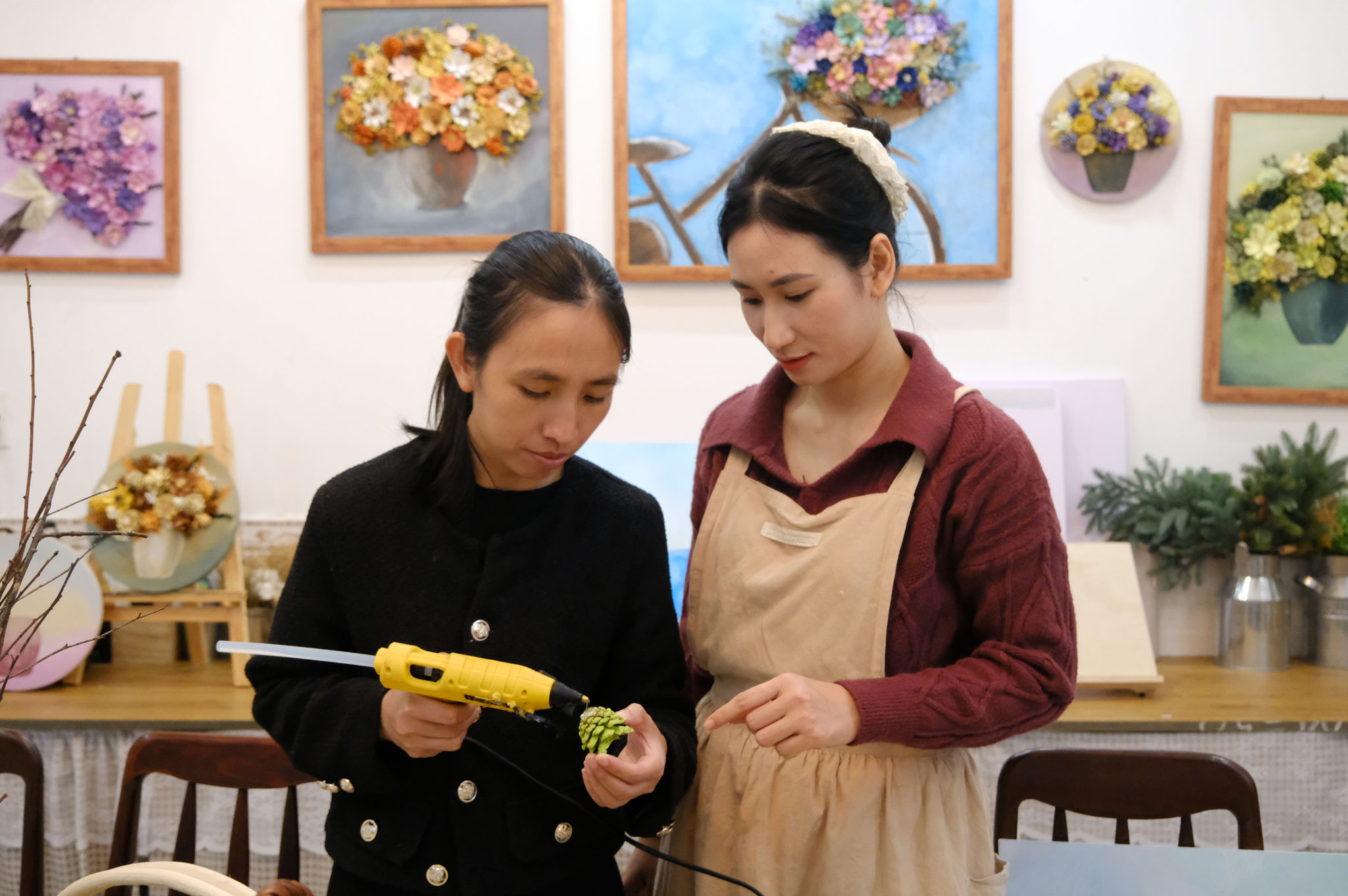 Chị Hằng hướng dẫn khách từng công đoạn làm tranh thông
