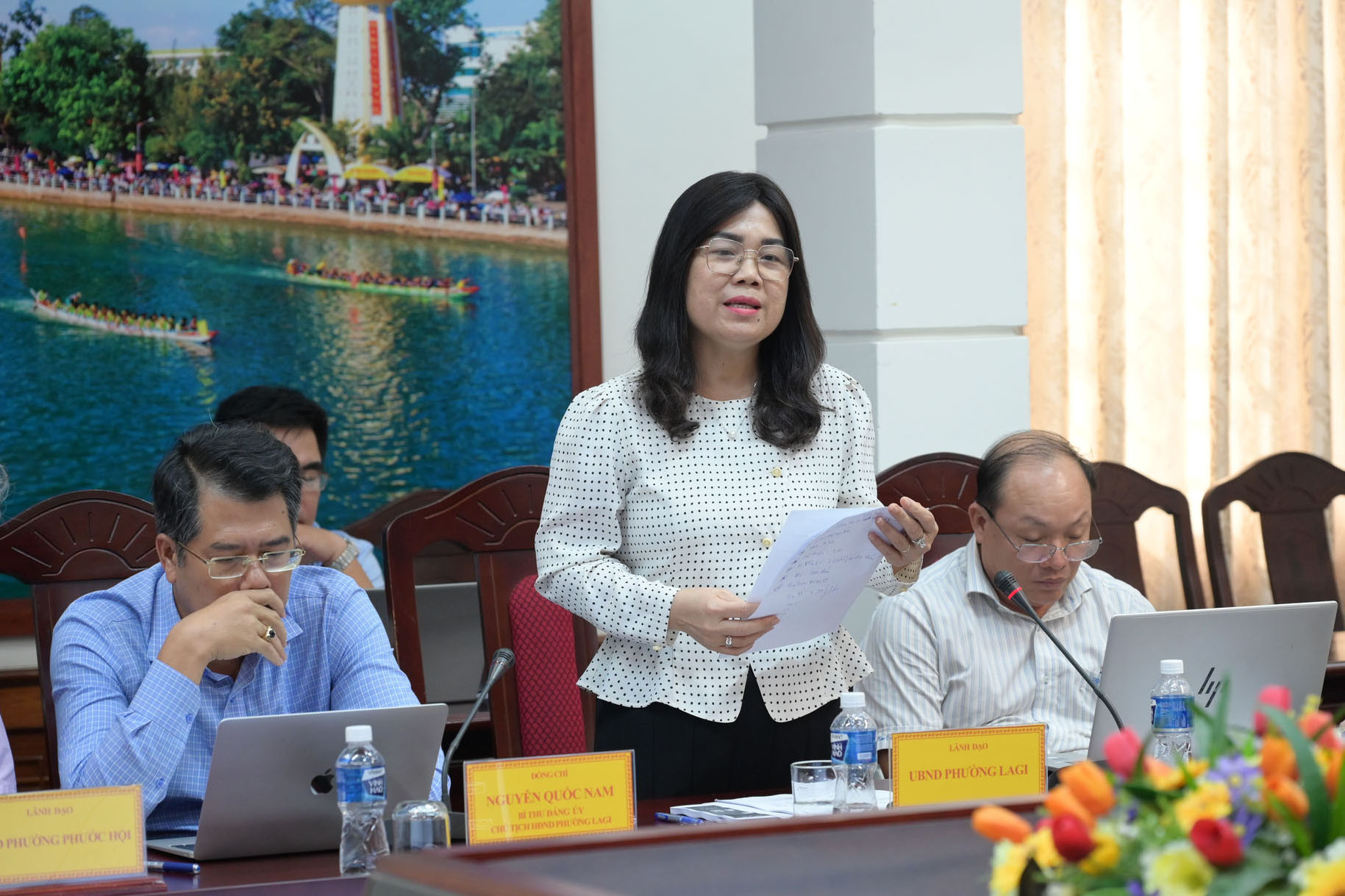 chu-tich-ubnd-phuong-la-gi-dang-thi-hong-lam-co-y-kien-tai-cuoc-hop(1).jpg