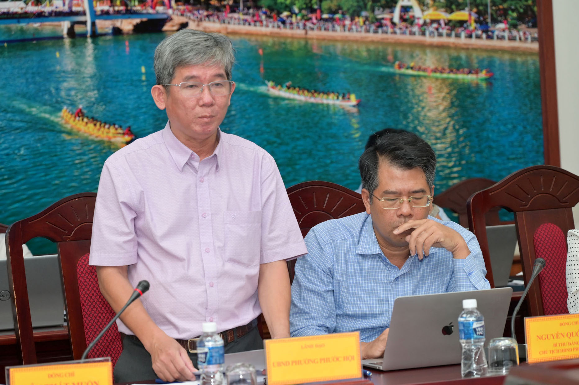 ong-huynh-thanh-quoc-viet-chu-tich-ubnd-phuong-phuoc-hoi-co-y-kien-tai-cuoc-hop(1).jpg