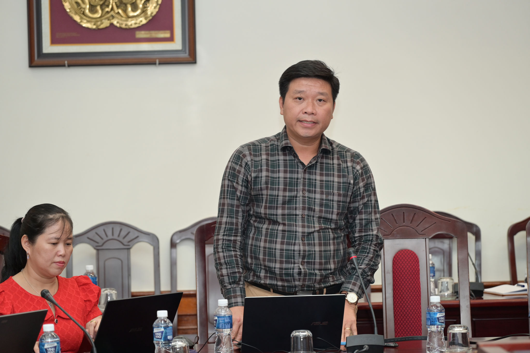 Ộng Ngô Minh Công - đại diện đơn vị tư vấn báo cáo tại cuộc họp