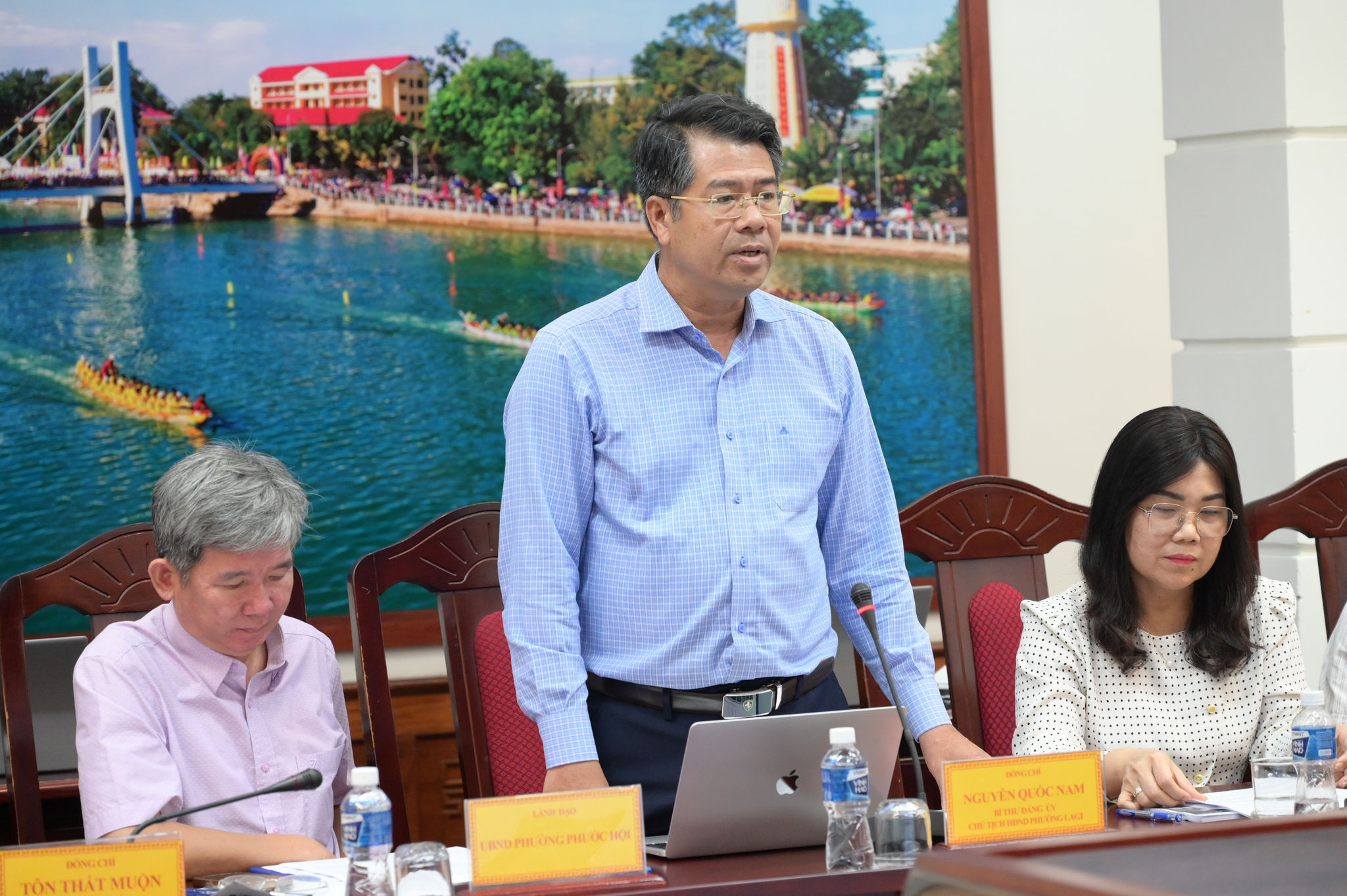Ông Nguyễn Quốc Nam – Bí thư UBND phường La Gi có ý kiến tại cuộc họp