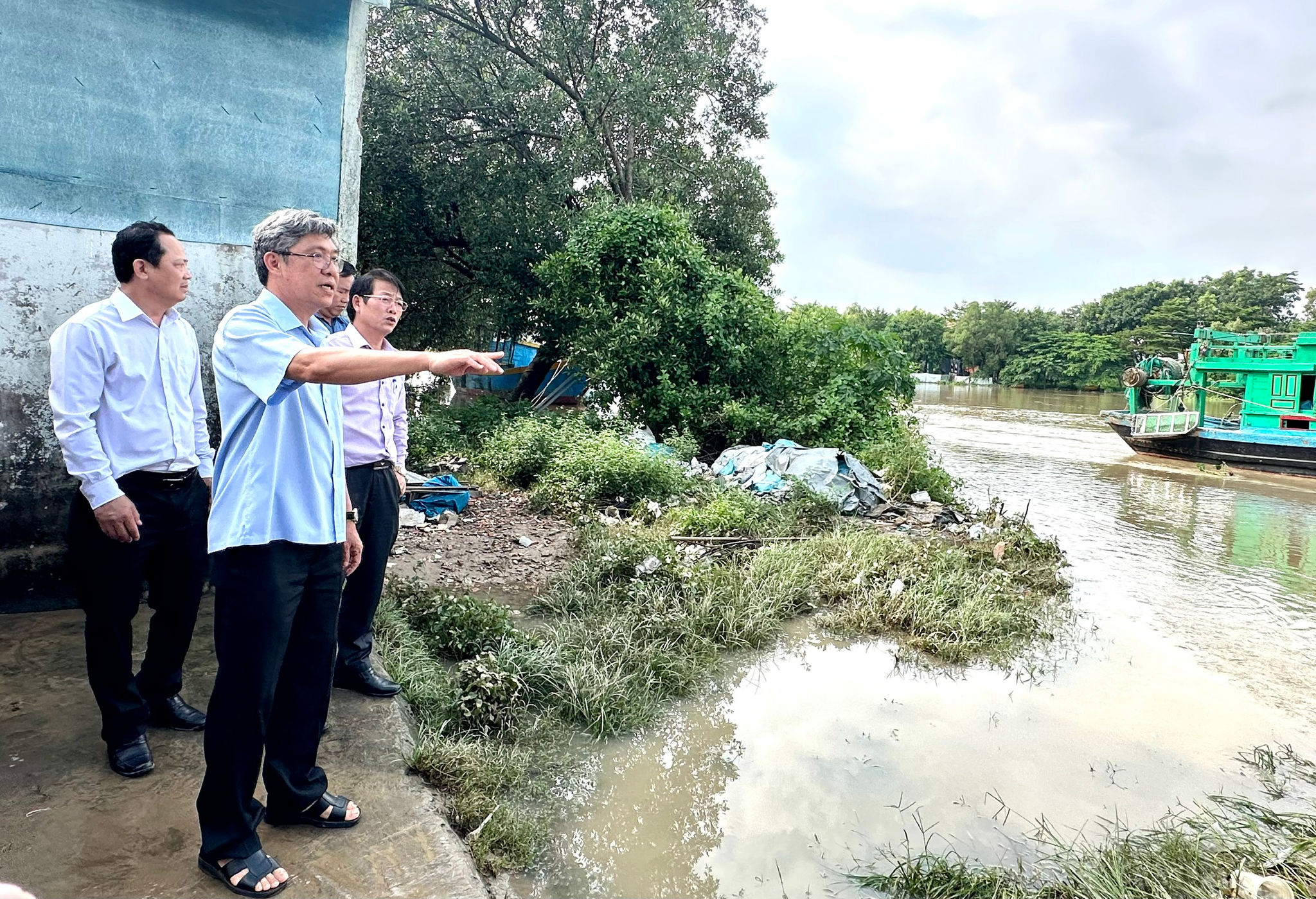 PCT kiểm tra ven sông