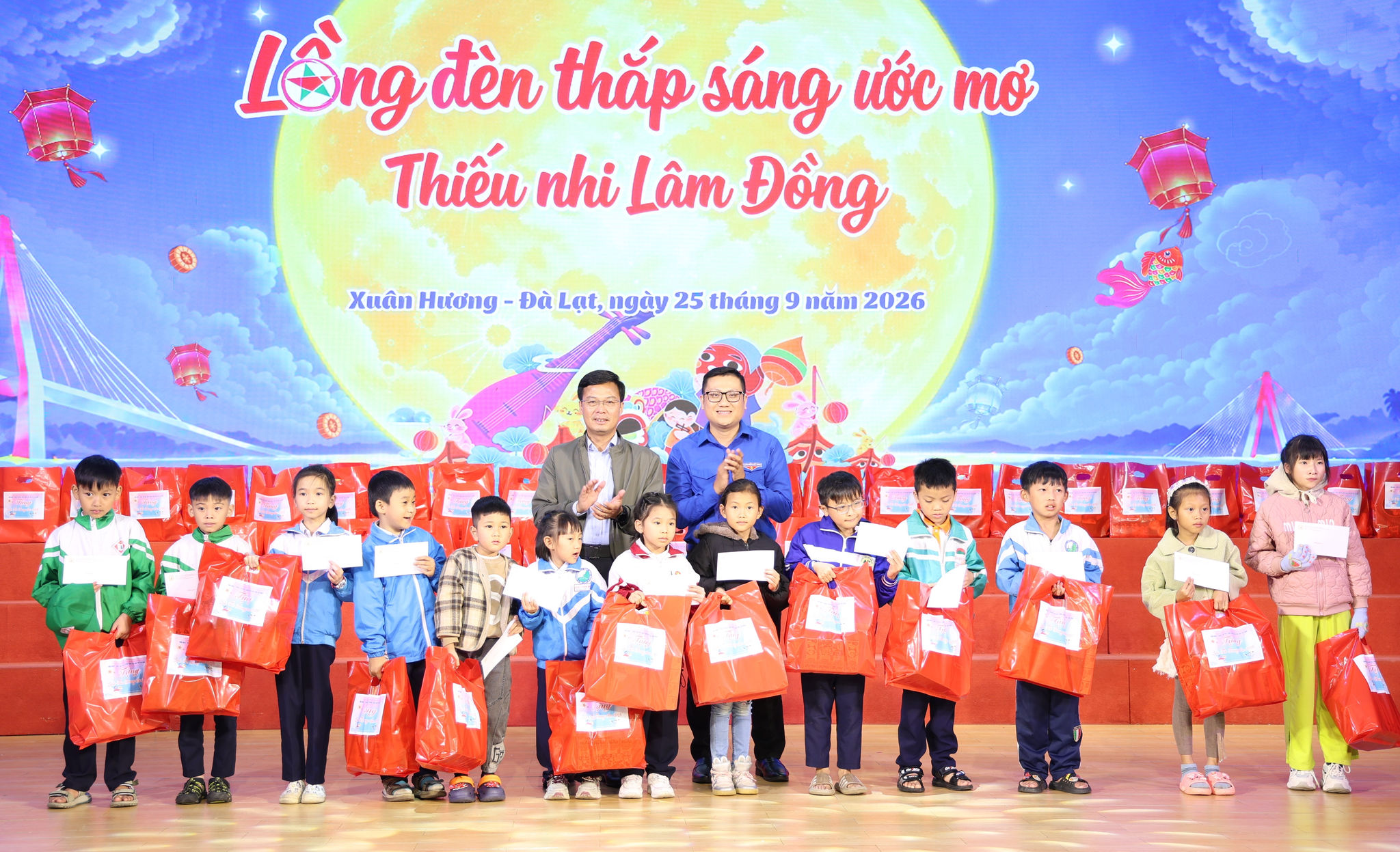 Phó Chủ tịch UBND tỉnh và đâị diện Tỉnh Đoàn Lâm Đồng tặng quà cho các em nhỏ có hoàn cảnh khó khăn