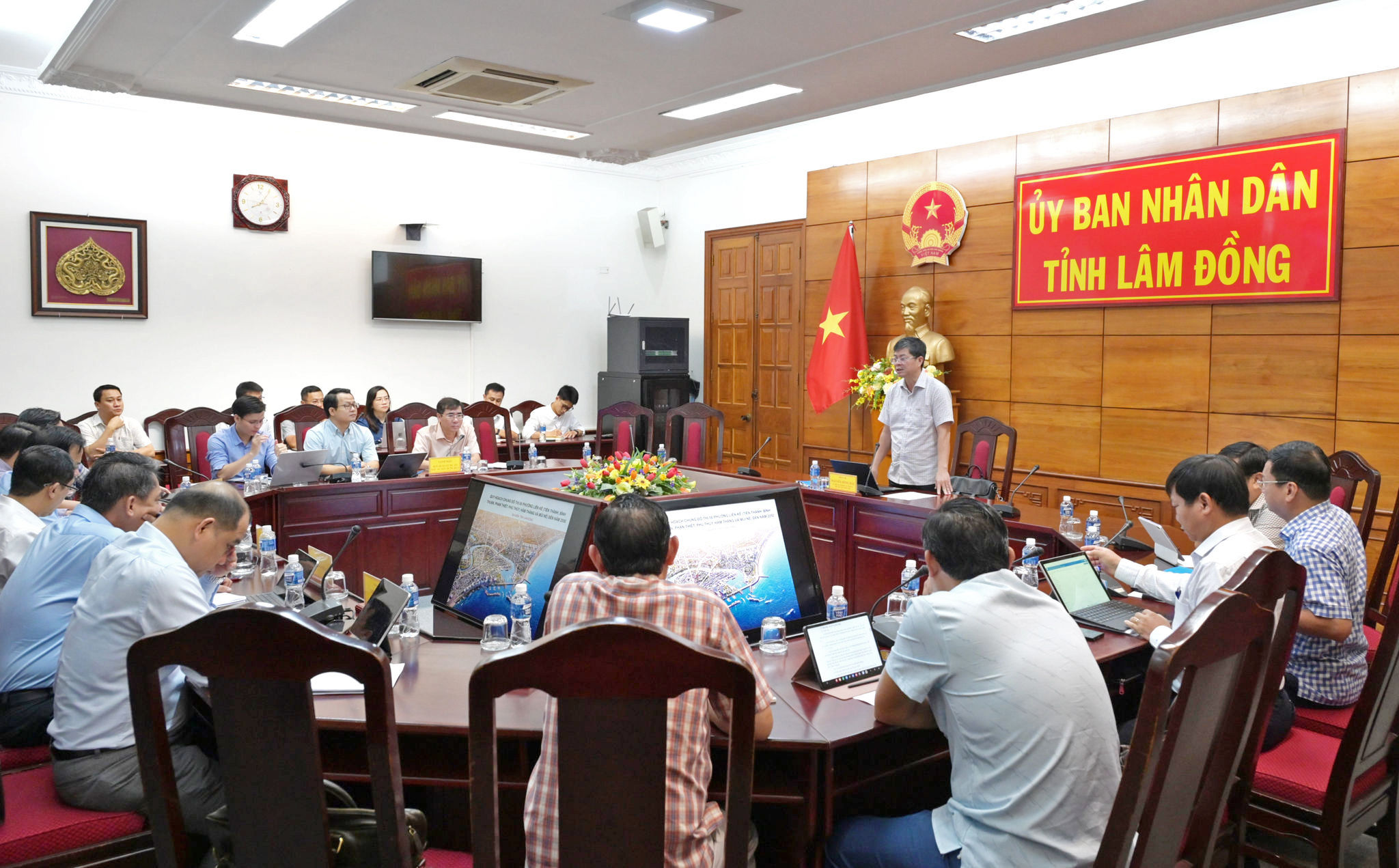 toan-canh-cuoc-hop(1).jpg