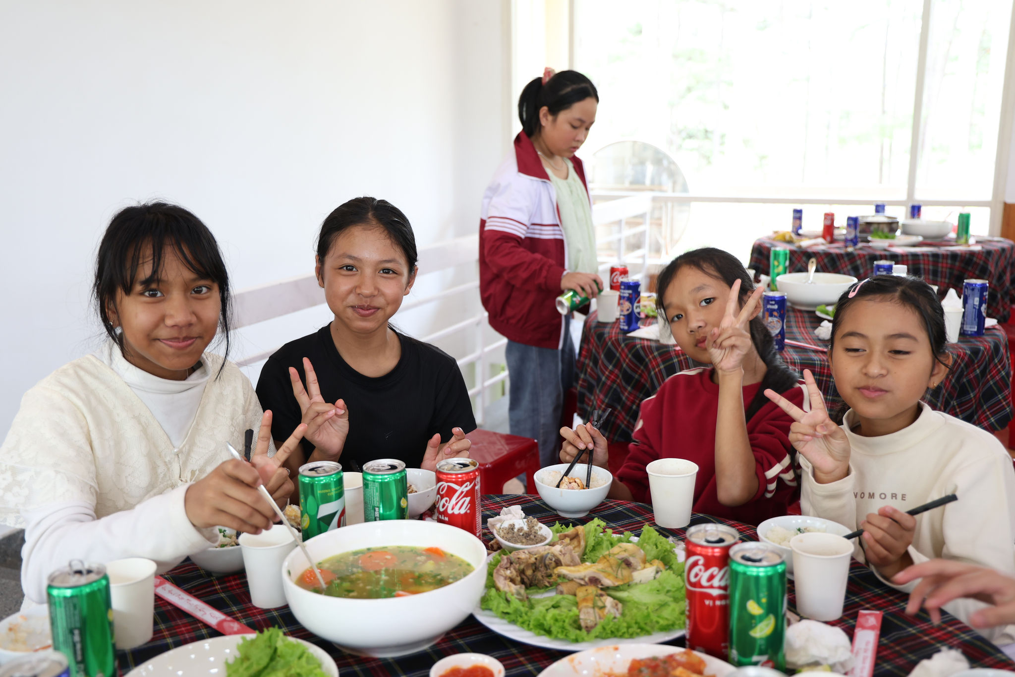 Các em học sinh Trường THCS Hùng Vương, gắn kết bên bữa cơm sau giờ trải nghiệm