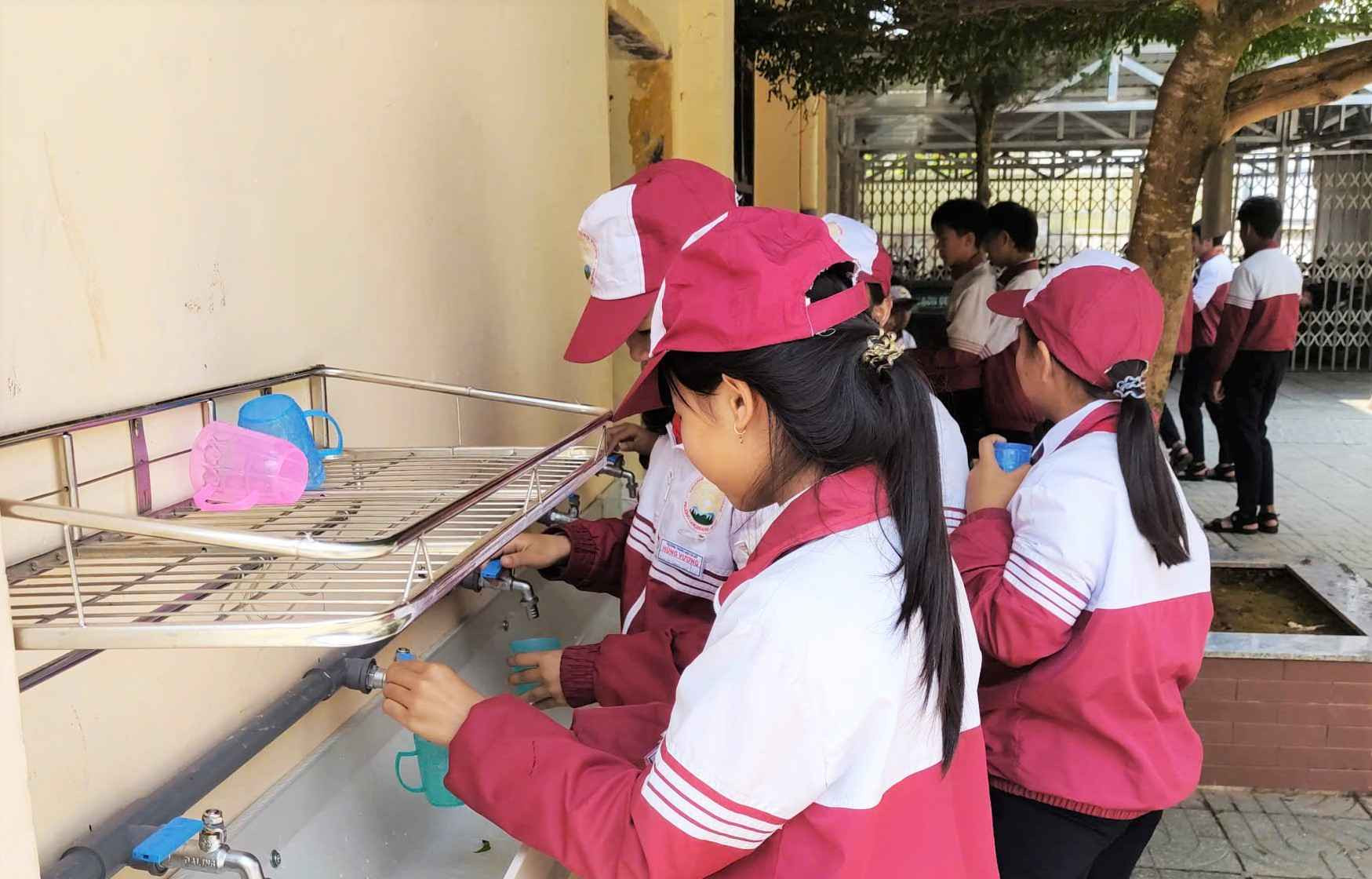 Công ty CP Dankya- Suối Vàng tặng hệ thống nước sạch cho học sinh trường Hùng Vương
