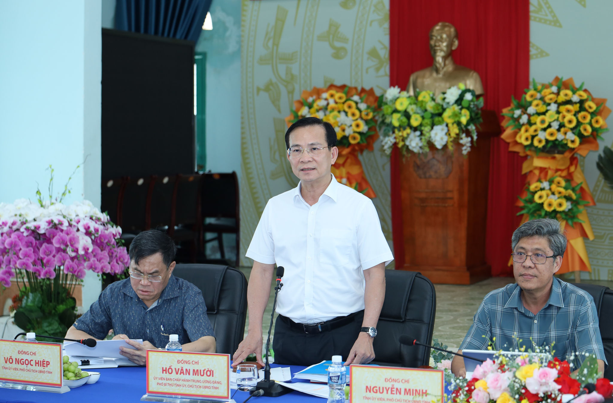 Đồng chí Hồ Văn Mười, Ủy viên Ban Chấp hành Trung ương Đảng, Phó Bí thư Tỉnh ủy, Chủ tịch UBND tỉnh Lâm Đồng phát biểu chỉ đạo tại buổi làm việc