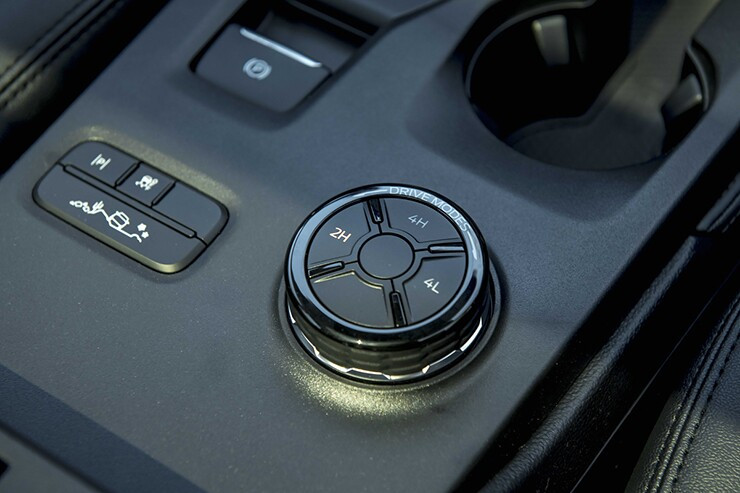 Không gian hàng ghế thứ hai rộng rãi trên Ford Everest