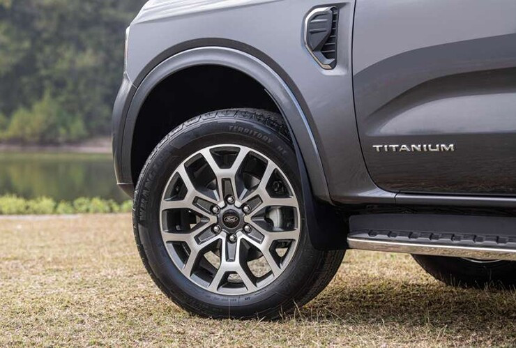Đuôi xe Ford Everest với cụm đèn hậu đồ họa hiện đại