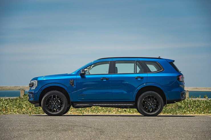 Thân xe Ford Everest với đường gân dập nổi khỏe khoắn