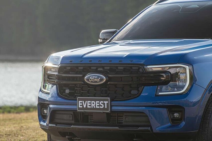 Thiết kế phần đầu xe Ford Everest nổi bật với cụm đèn LED chữ C