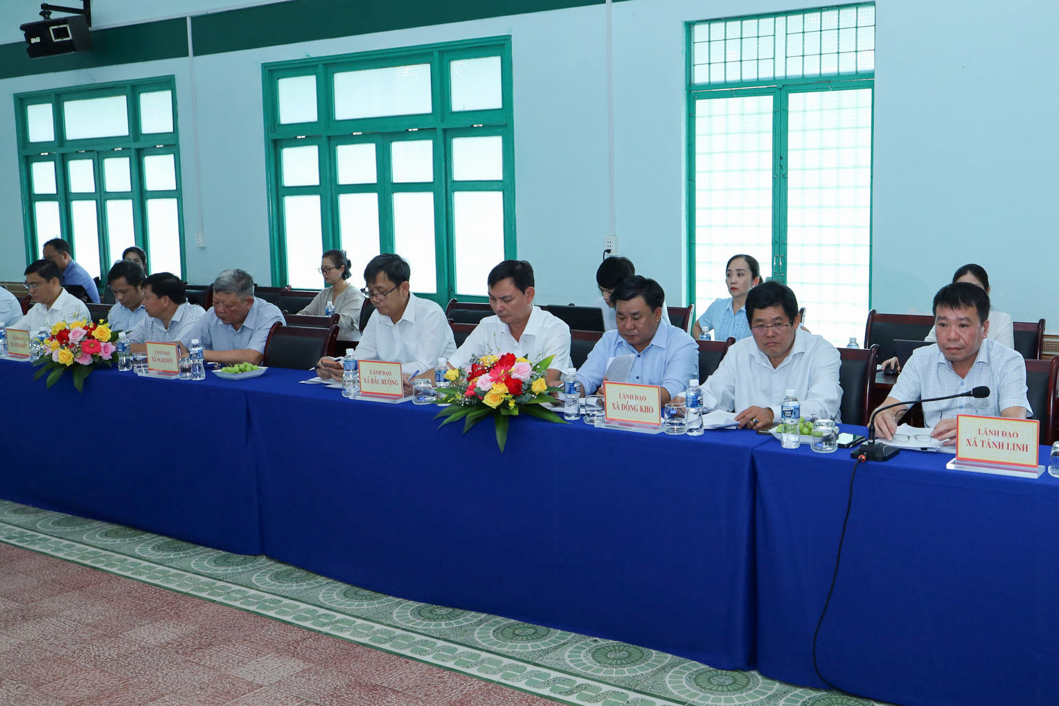 lanh-dao-cac-xa-du-buoi-lam-viec(1).jpg