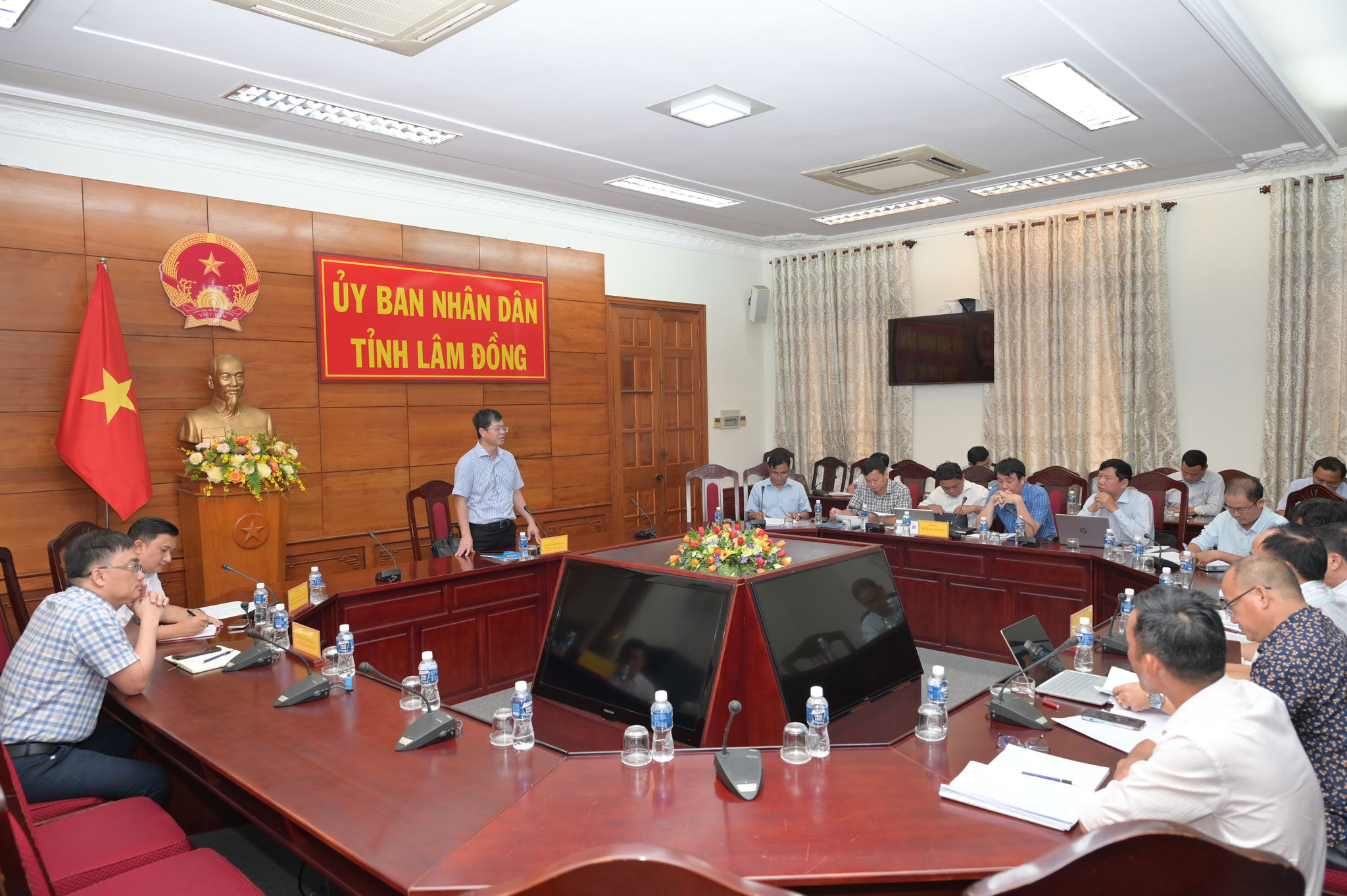 toàn cảnh cuộc họp