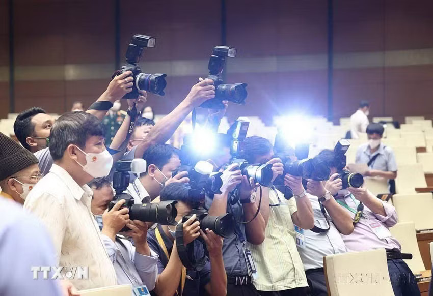 Phóng viên tác nghiệp tại Kỳ họp thứ nhất, Quốc hội khóa XV, tháng 7/2021. (Ảnh: TTXVN) ttxvn_80-nam-thong-tan-xa-viet-nam-phong-vien-thong-tan-no-luc-khong-ngung-de-dong-tin-chay-mai-8267631.jpg