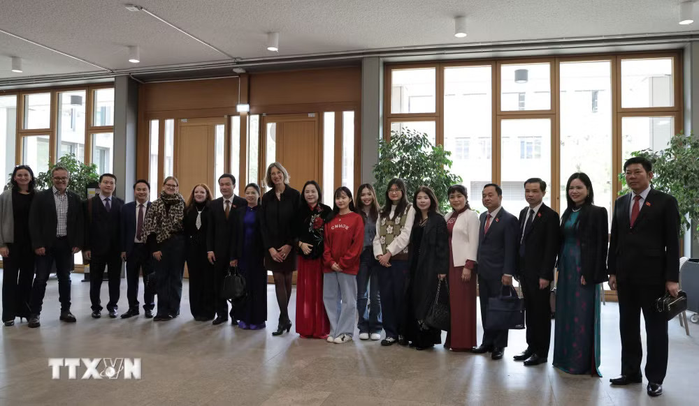 Đoàn công tác của Quốc hội Việt Nam thăm Trung tâm giáo dục nghề nghiệp Rahel-Hirsch tại Berlin. (Ảnh: Thu Hằng/TTXVN) ttxvn_pho-chu-tich-quoc-hoi-nguyen-thi-thanh-tham-lam-viec-tai-cong-hoa-lien-bang-duc-5.jpg