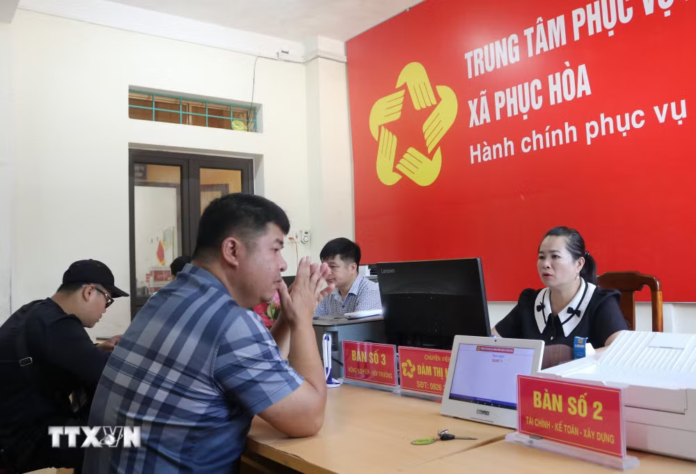 Người dân đến Trung tâm phục vụ hành chính công xã Phục Hòa giải quyết thủ tục hành chính. (Ảnh: Chu Hiệu/TTXVN) ttxvn-3105-cao-bang-chinh-quyen-2-cap.jpg