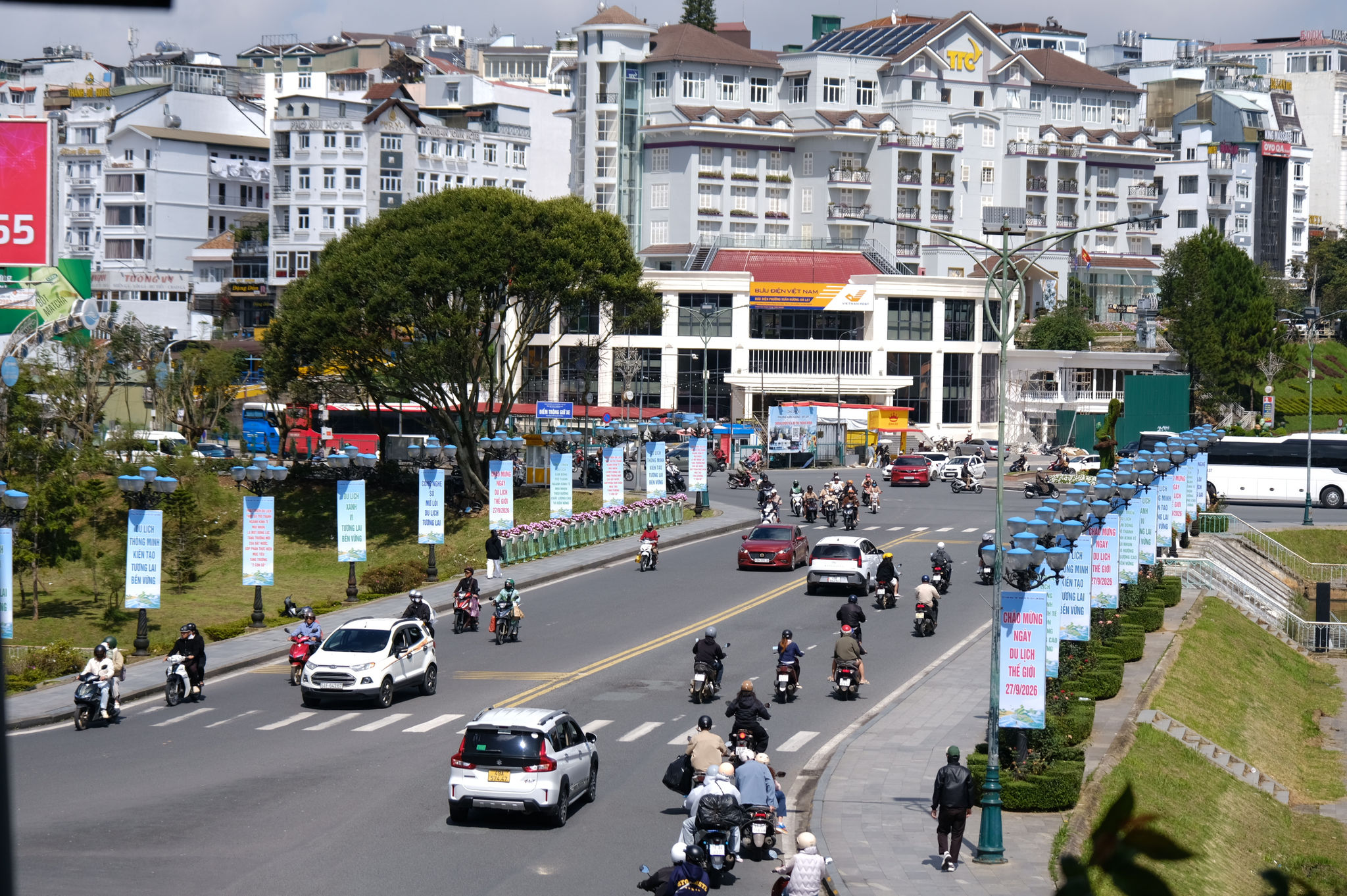 Thời tiết ngày 27.9 khá thuận lợi cho các hoạt động vui chơi
