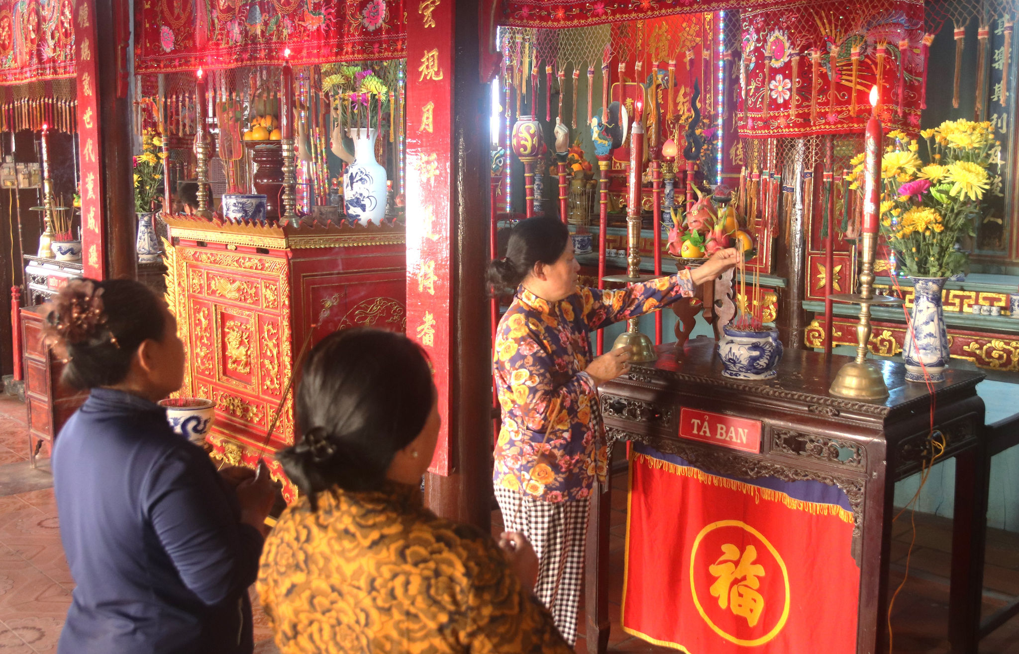Trong ngày tế lễ, người dân địa phương lại về đình làng tưởng nhớ các vị tiền nhân khai khẩn vùng đất