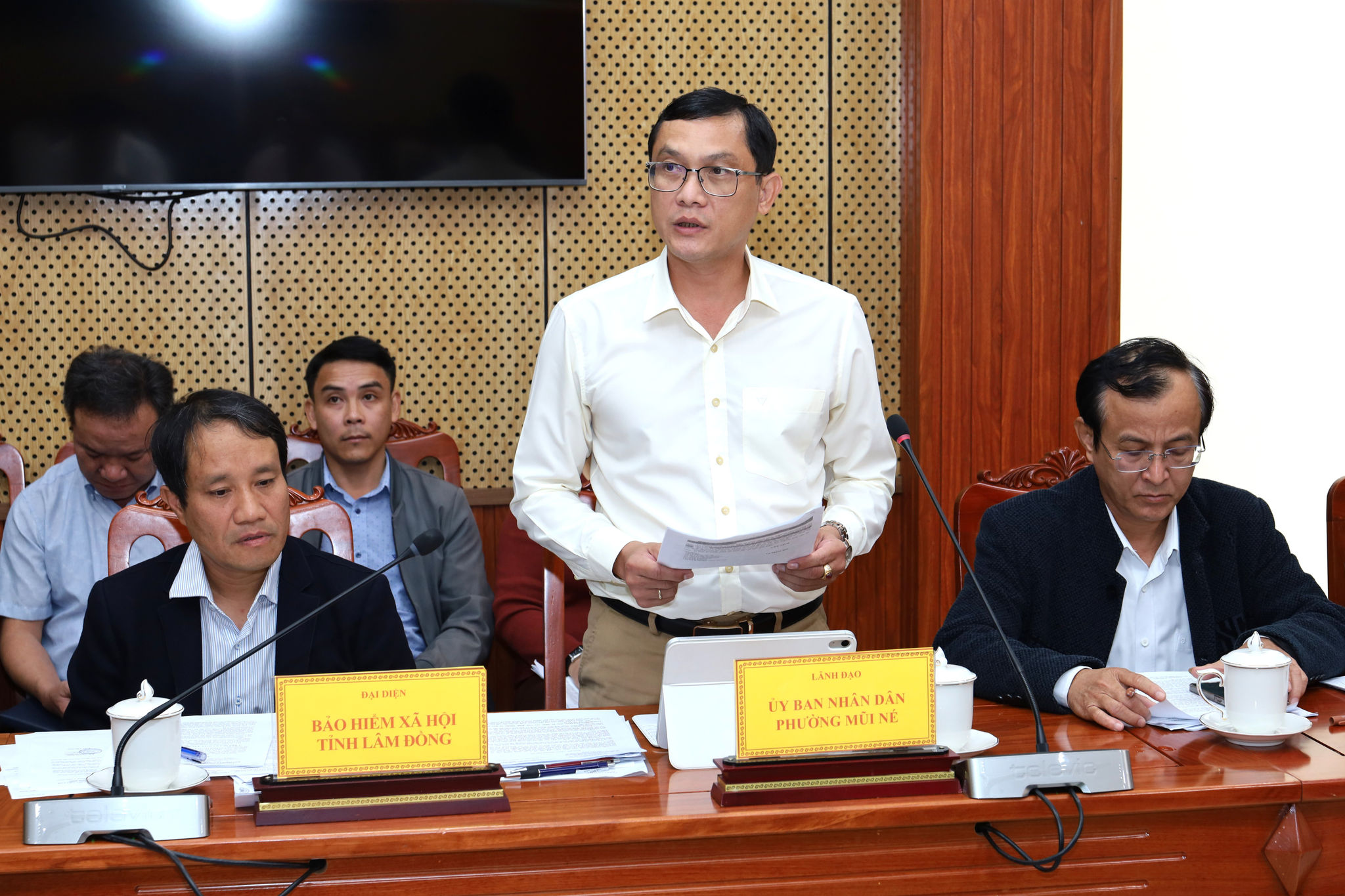 Chủ tịch UBND phường Mũi Né Lê Thanh Sơn báo cáo vụ việc tại buổi tiếp công dân