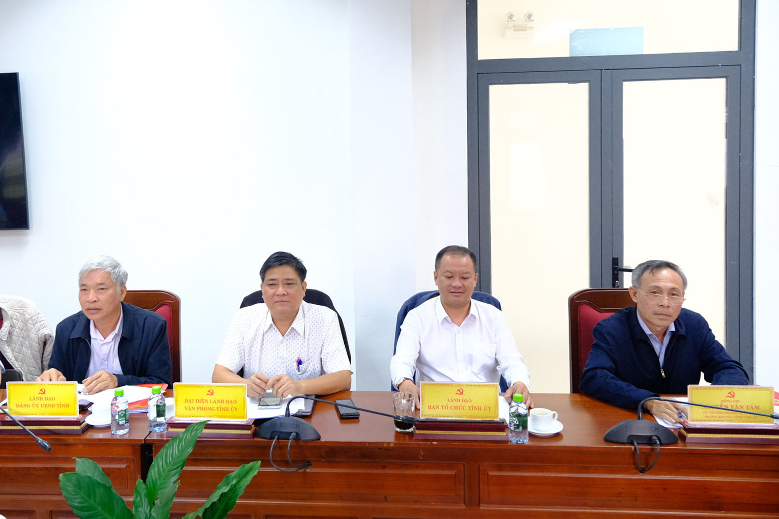 dai-dien-lanh-dao-cac-don-vi-tham-du-buoi-lam-viec-(1).jpg