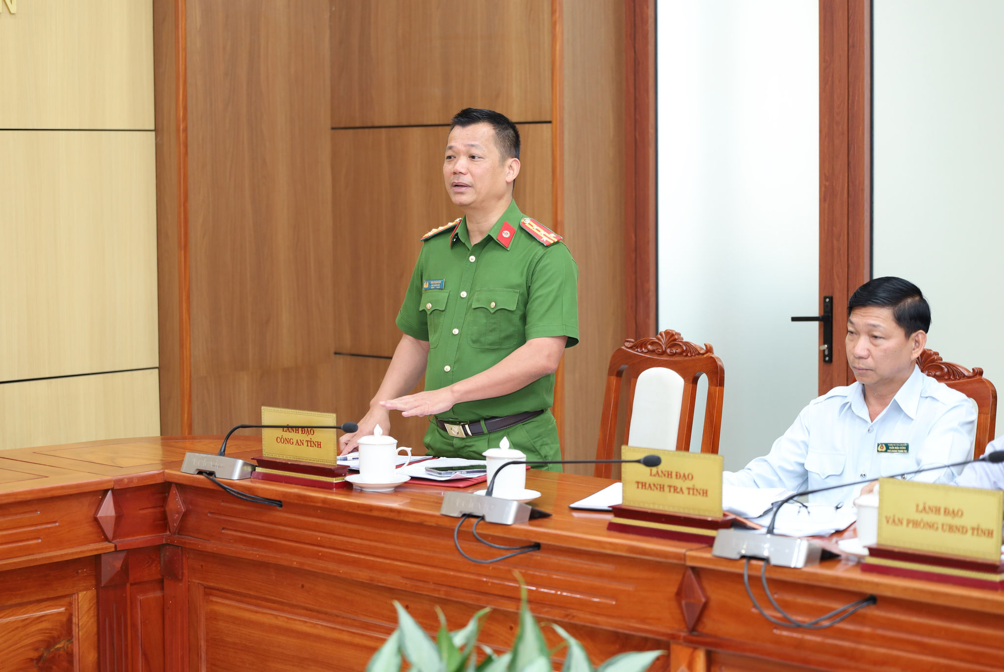 Đại tá Đậu Xuân Bảo, Phó Giám đốc Công an tỉnh báo cáo vụ việc thuộc thẩm quyền tại buổi tiếp công dân