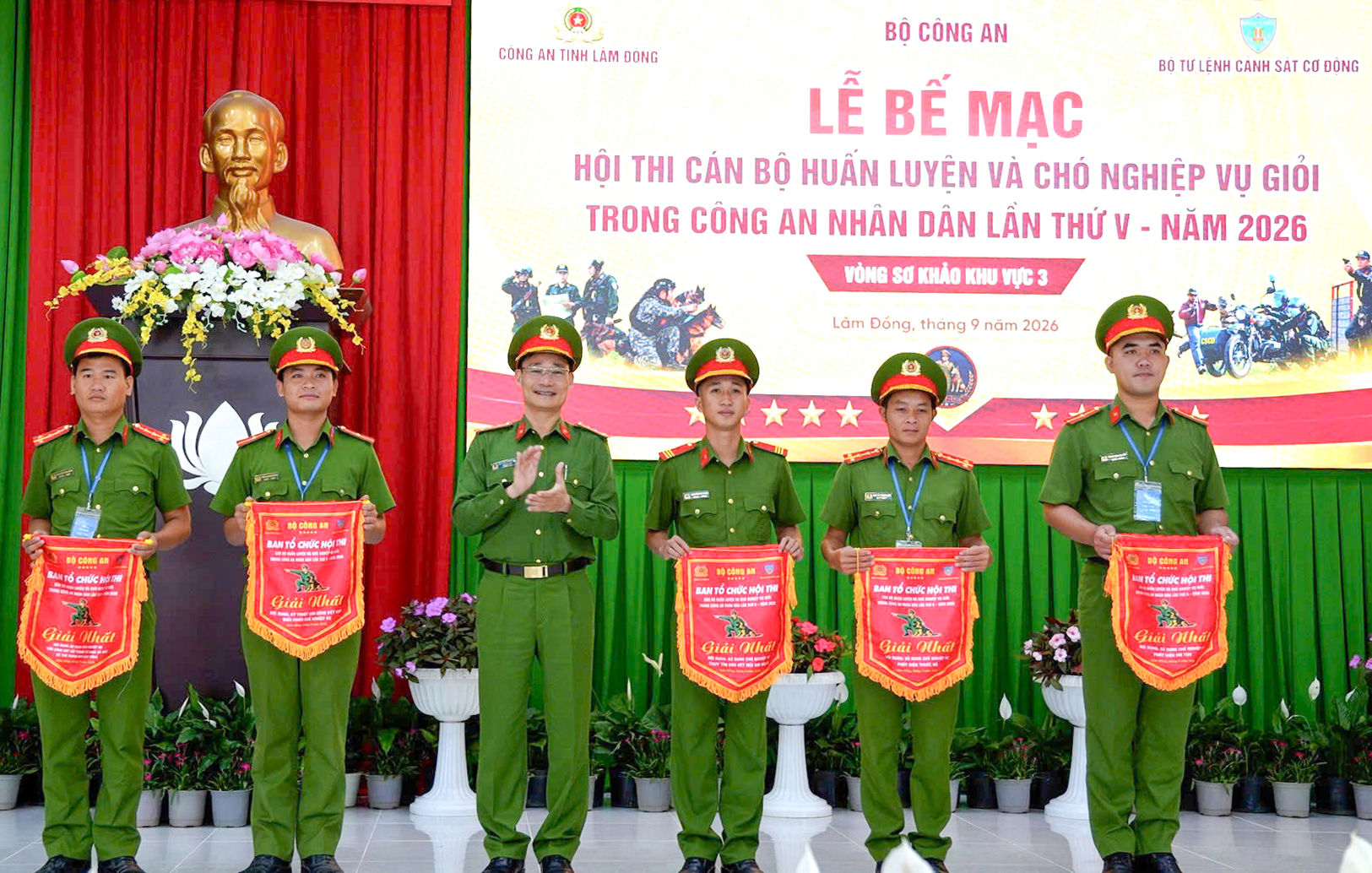 dai-ta-nguyen-van-dung-pgd-cong-an-tinh-trao-giai-nhat-cho-cac-chien-si(1).jpg