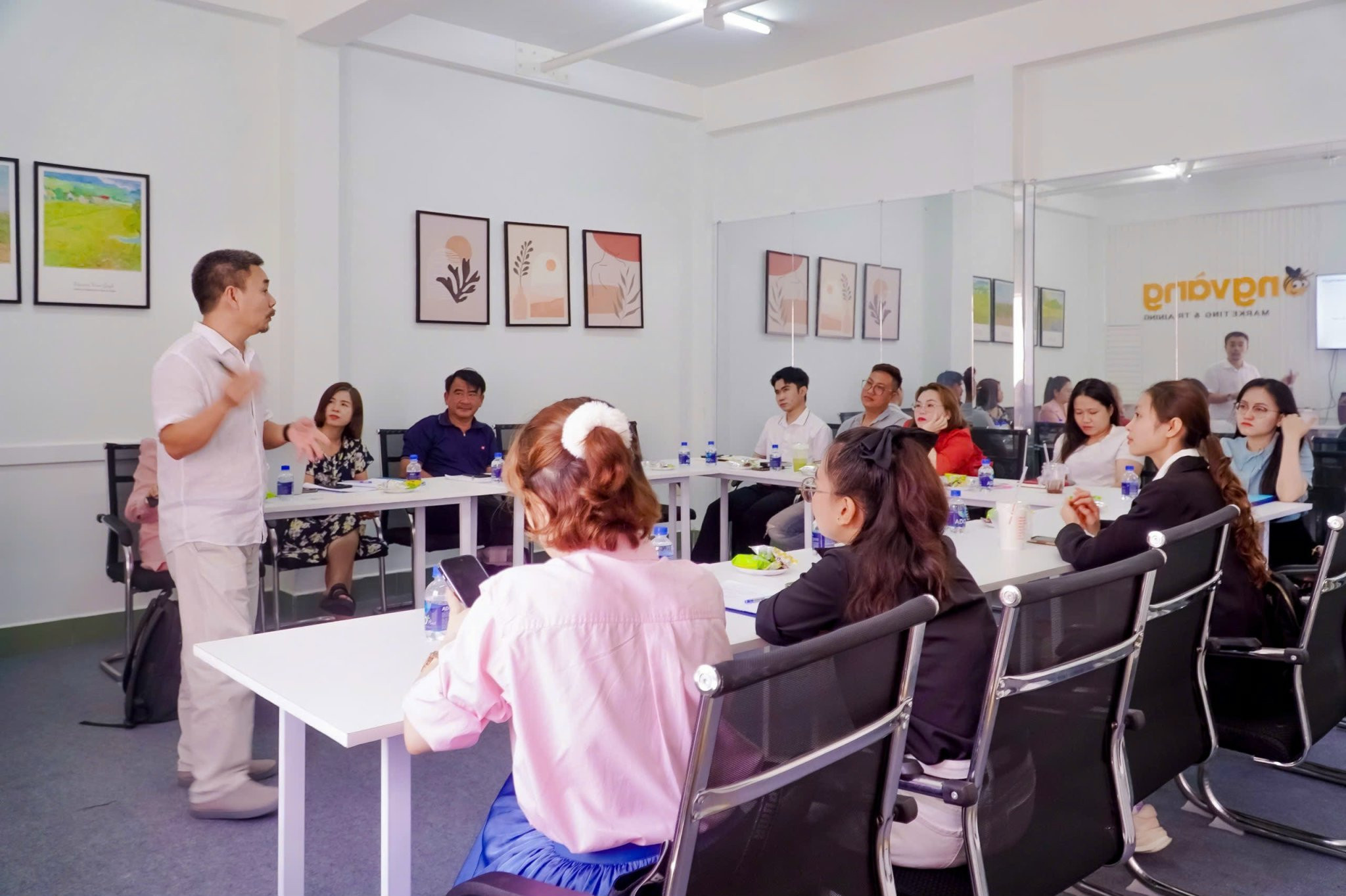 Đào tạo nguồn nhân lực được Công ty Tư vấn Marketing Ong Vàng chú trọng, nhằm nâng cao năng lực và tạo nền tảng cho doanh nghiệp phát triển