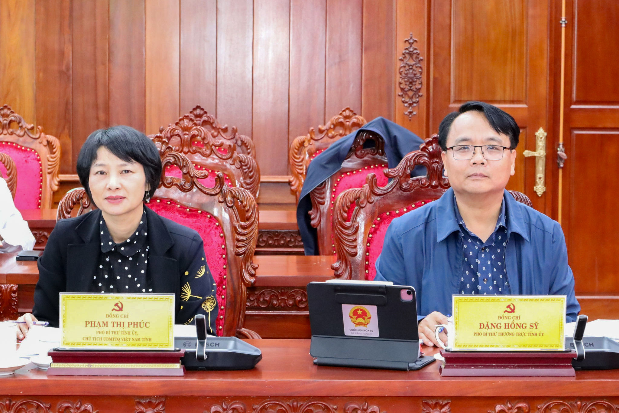 dong-chi-dang-hong-sy-pho-bi-thu-thuong-truc-tinh-uy-dong-chi-pham-thi-phuc-pho-bi-thu-tinh-uy-chu-tich-uy-ban-mttq-viet-nam-tinh-du-hoi-nghi(1).jpg